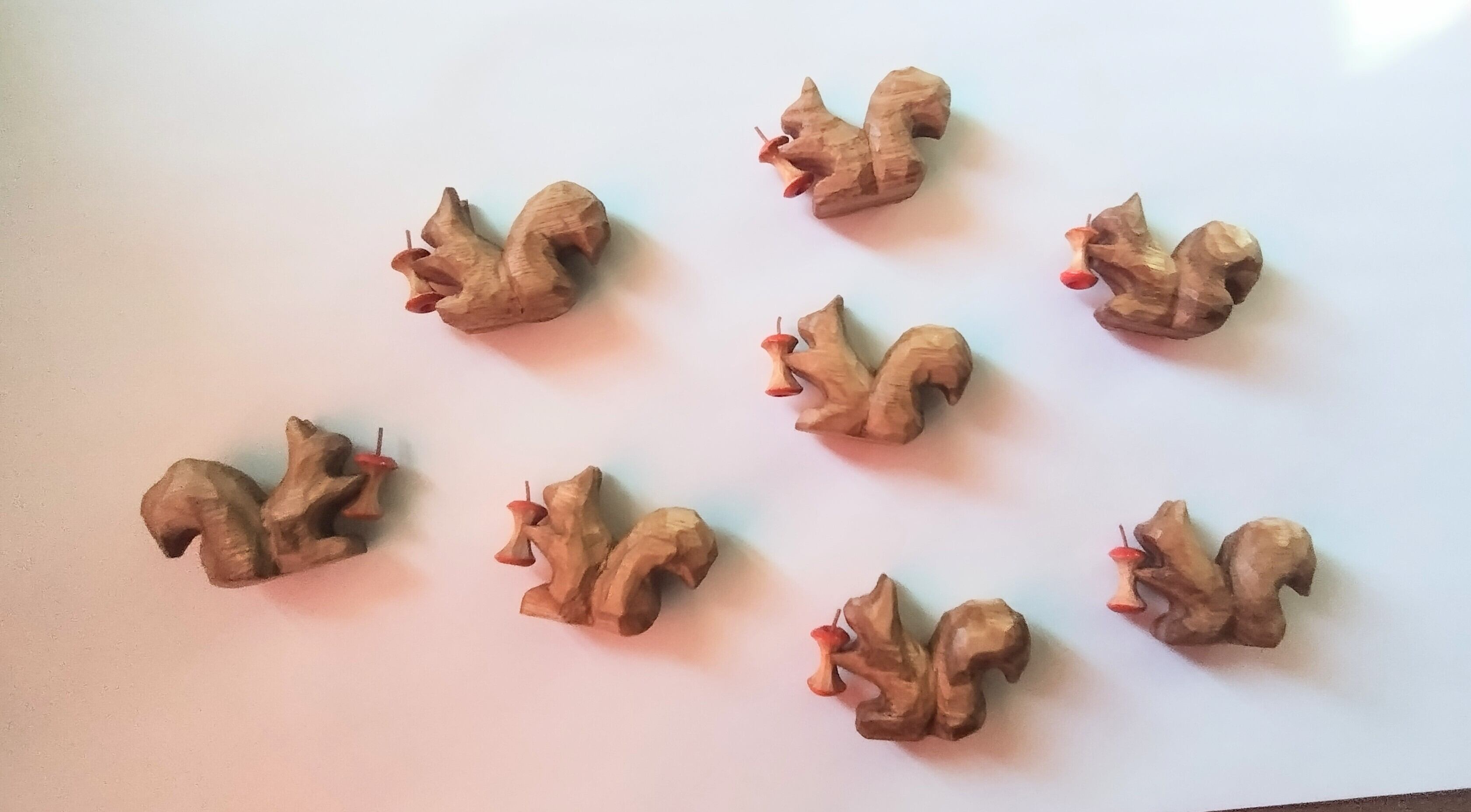 リスとリンゴ 木彫りの置き物 | seki omocha