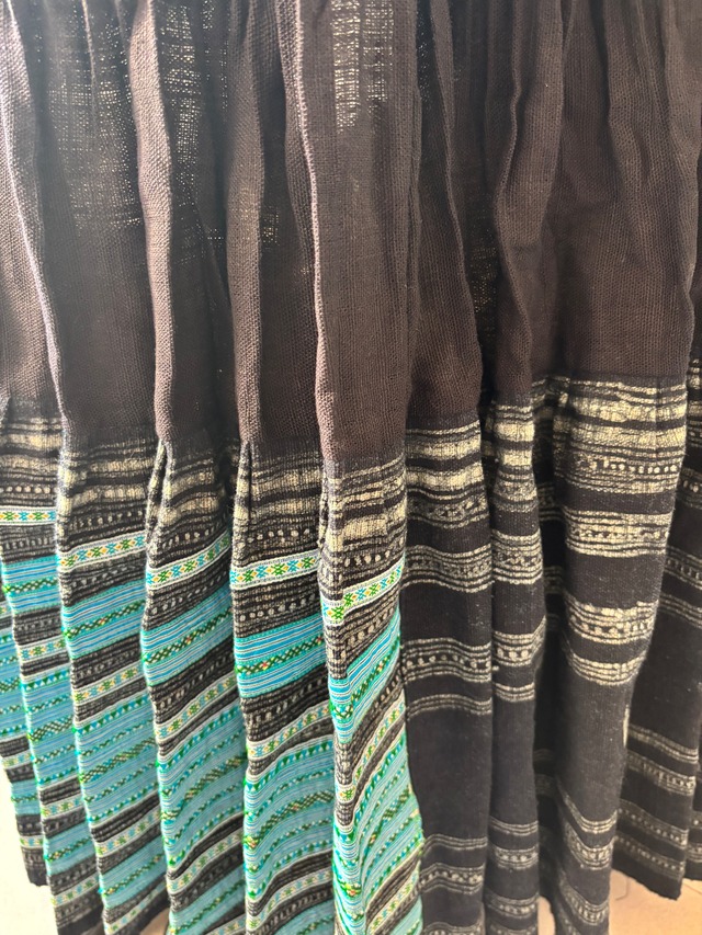 モン族スカート 070 ロング 裾ボリューム 贅沢に巻きスカート1枚使用 藍染布 手刺繍