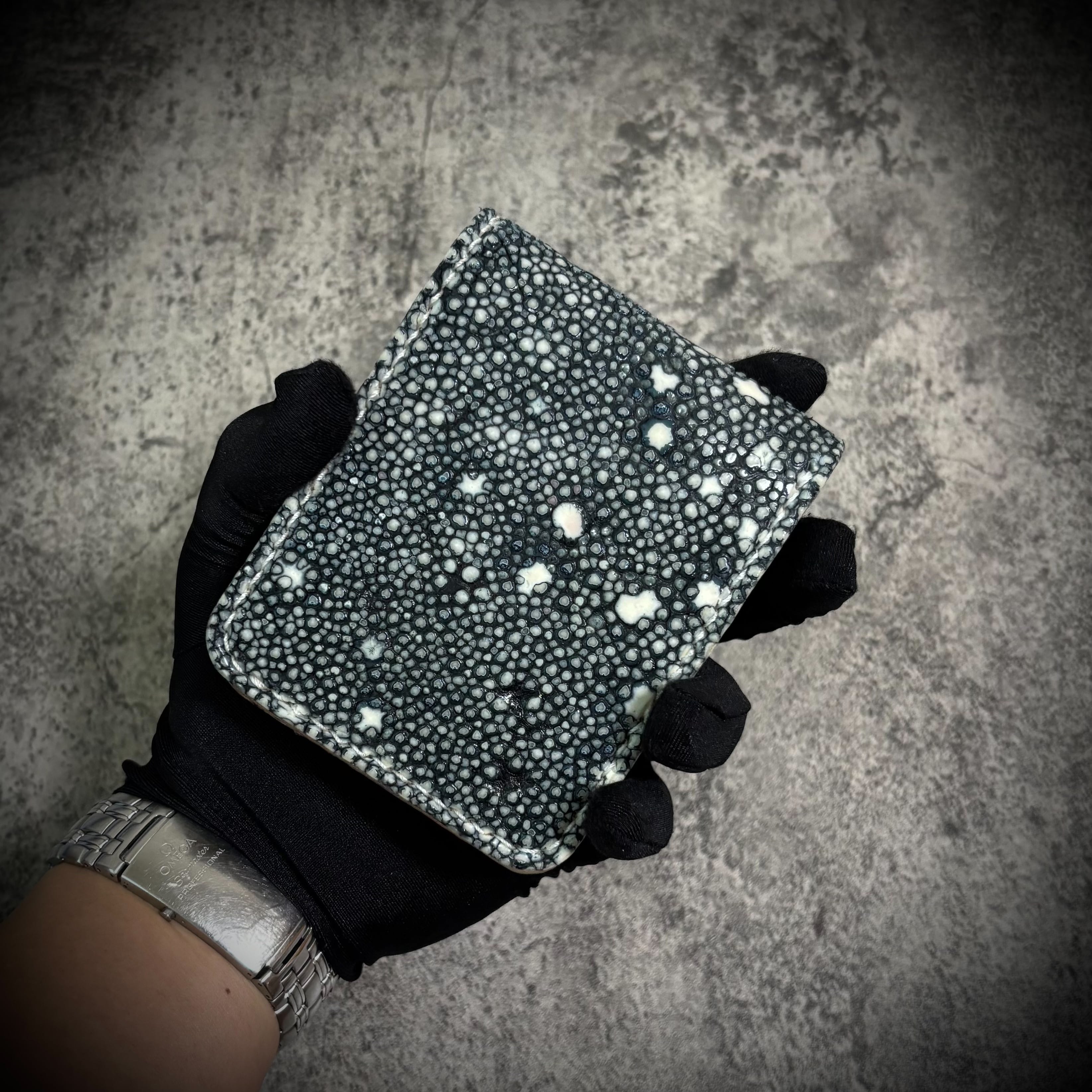 総手縫い スタースティングレイ 折財布 二つ折り ガルーシャ ブラック 黒 スタースティングレイ 二つ折り 財布 総手縫い 梅花皮 折財布