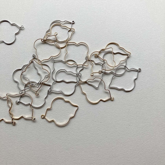 筋入り紋章風フープチャーム