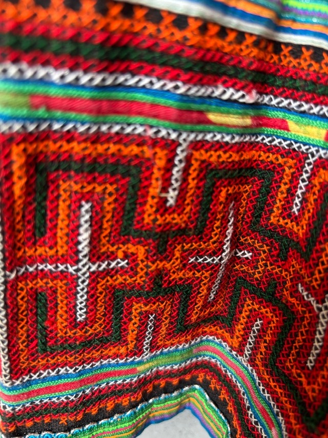 モン族スカート 060 ロング 藍染布 ろうけつバティック 刺繍 bamiオリジナルパターン