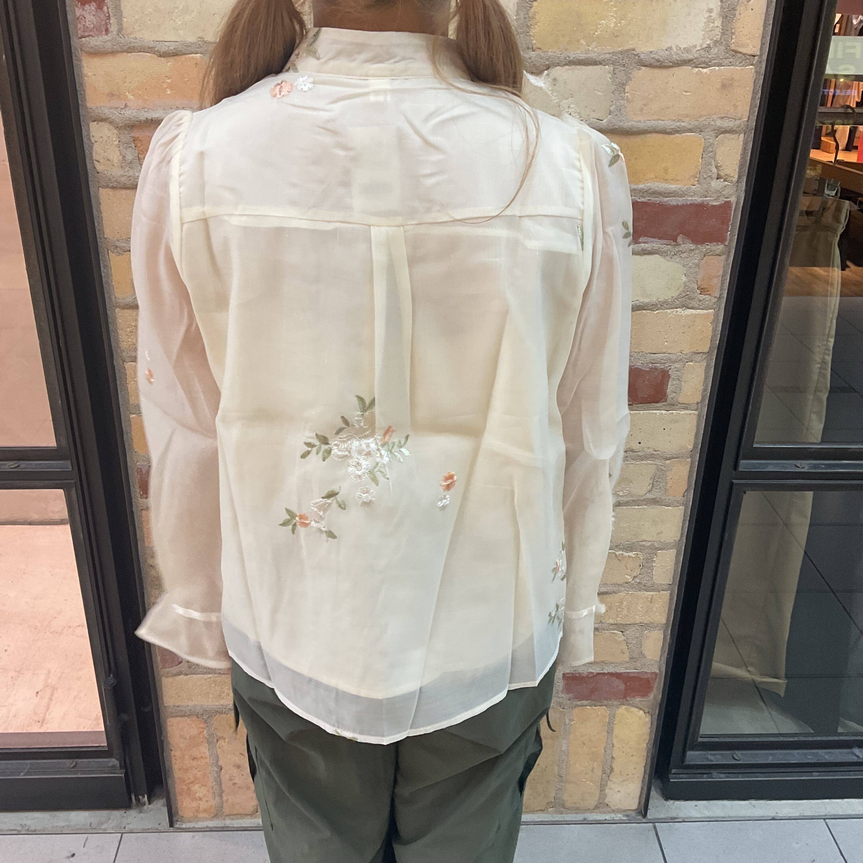 袖シアーお花刺繍チャイナボタン付シャツ(AE0534) | JOLIE