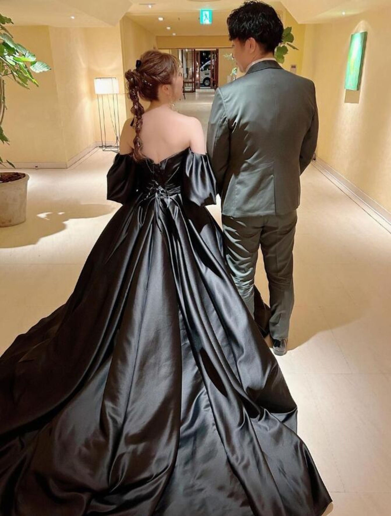 パーティードレス カラードレス ブラック パフスリーブ 光沢サテン  