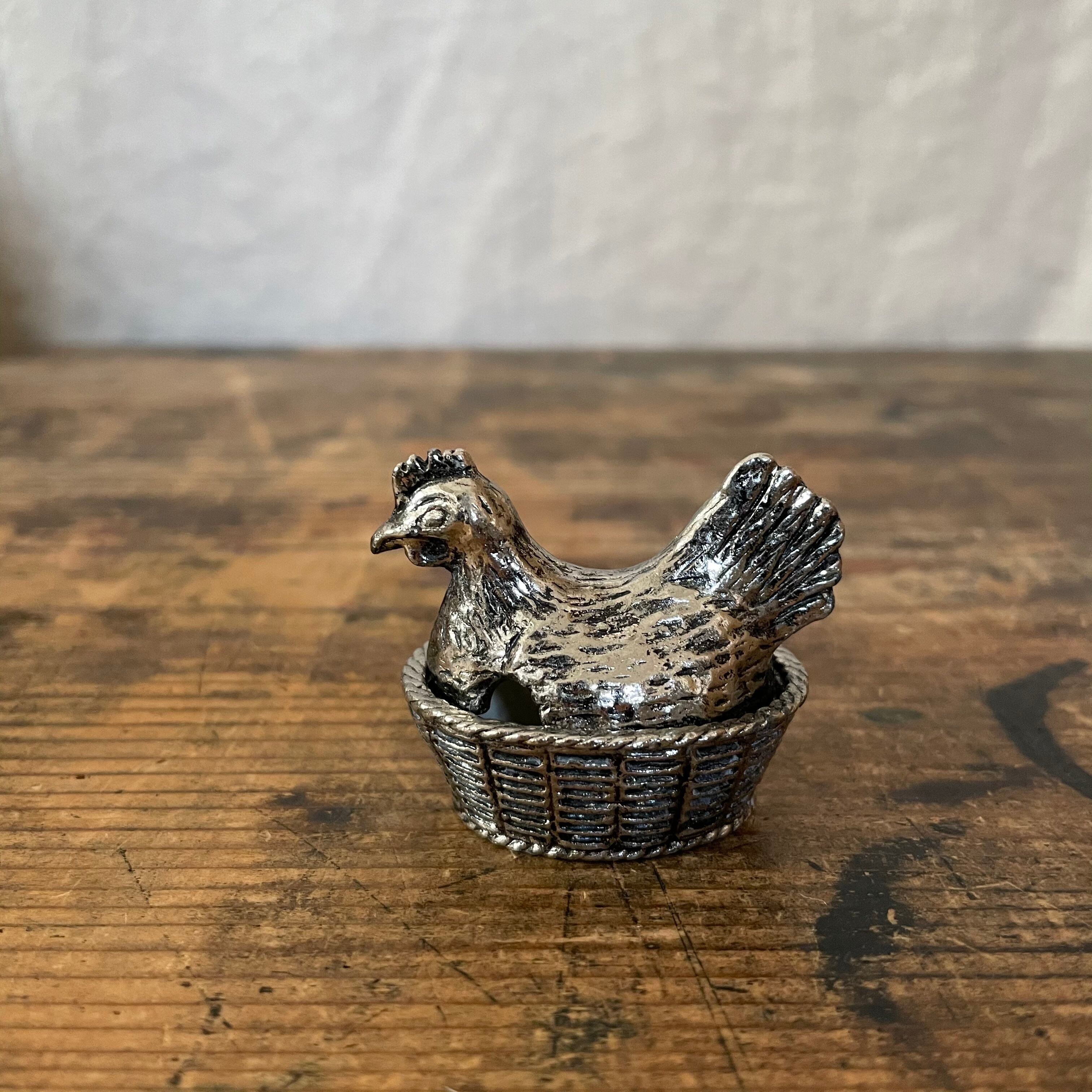 ニワトリの小さないれもの