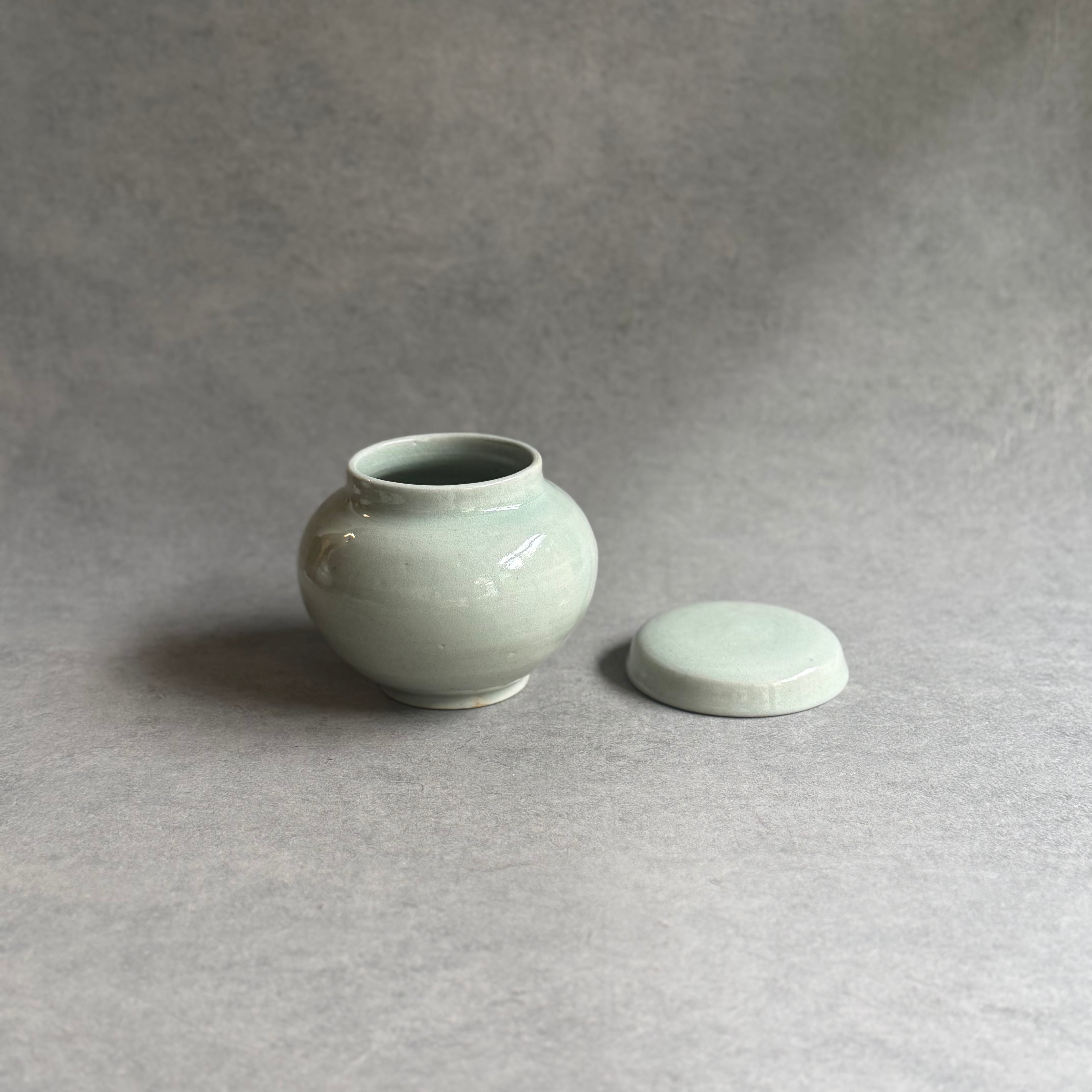 日高伸治 青白磁蓋付薬壺 大 | gallery 一白