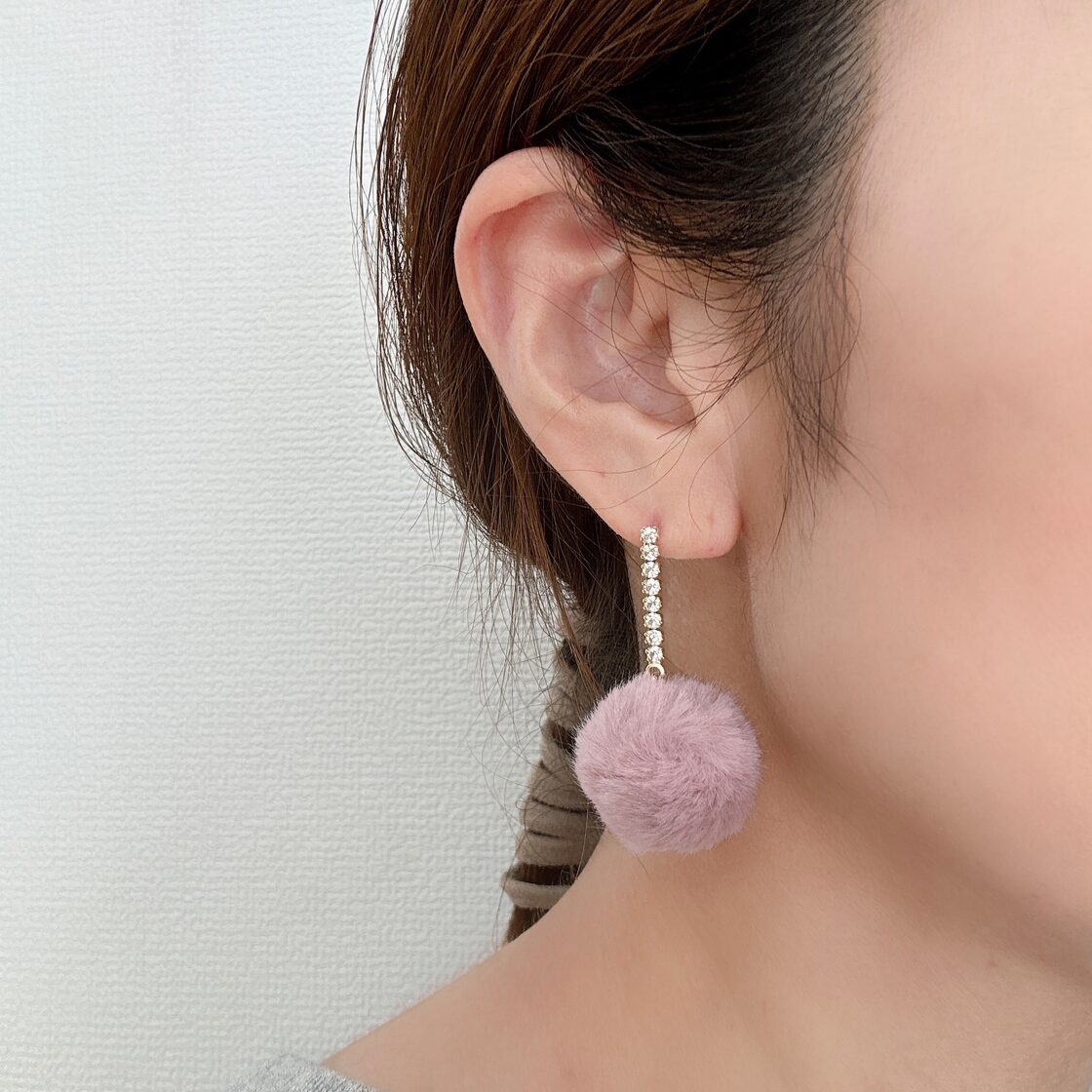 ふわふわファーのポンポンピアス 金アレ対応 デートにおススメのモテ 