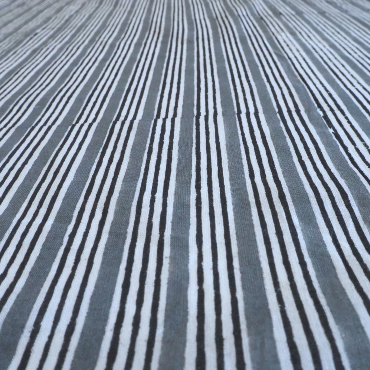 ブロックプリント生地【50cm単位】インド綿  ストライプ柄 グレー×白 #58710-GY1