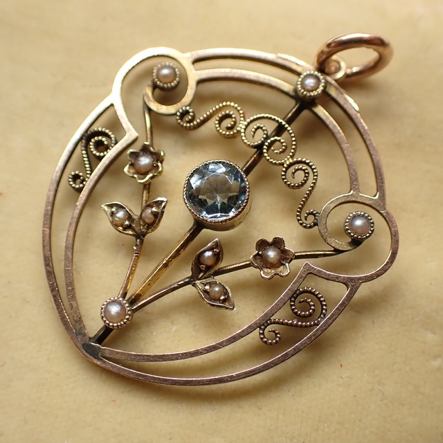 イギリス アンティークジュエリー アールヌーボー デザイン ペンダント トップ K9 アクアマリン  シードパール　〜優雅に時を映すローズゴールド〜　DP00089