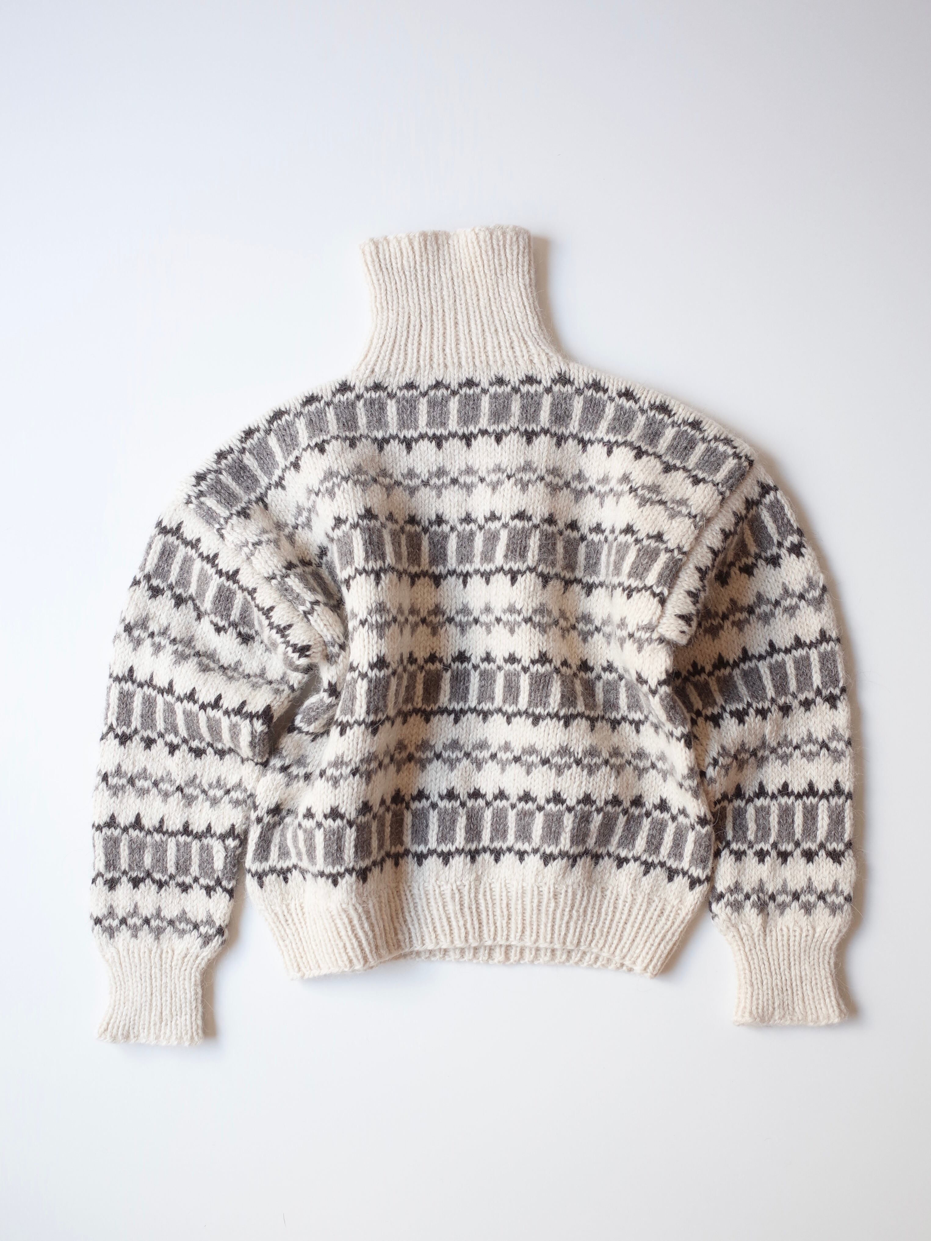 Turtle neck pattern knit sweater