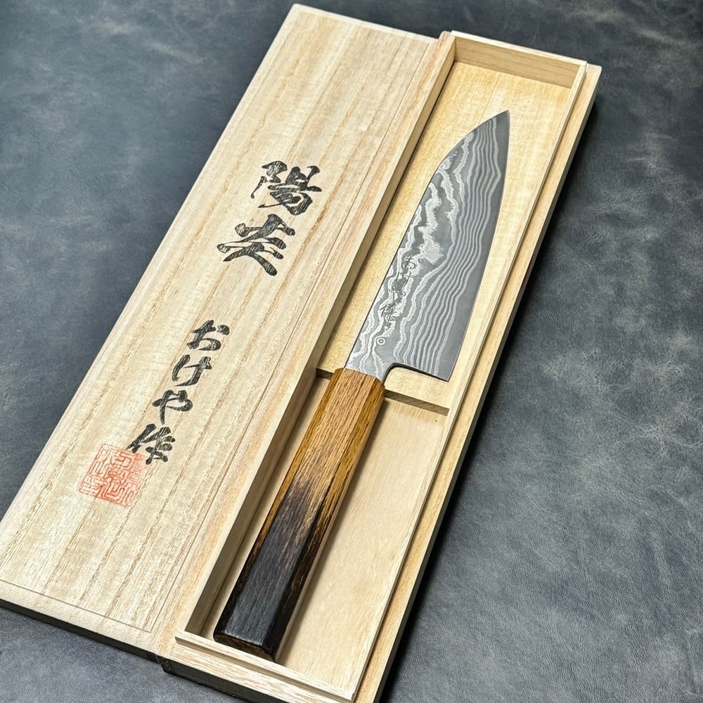 おけや作 陽炎 包丁 三徳 銀三鋼 ダマスカス 黒仕上げ 165mm 樫焼漆