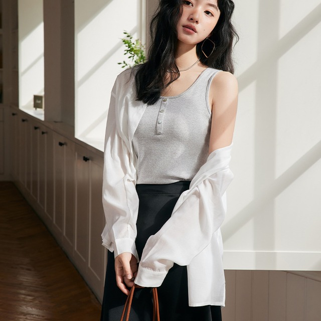 レディース 長袖 シャツ ゆったり ブラウス 白シャツ 春 夏 裾長め お尻カバー ポッコリお腹カバー 襟付き 羽織り 透け感 シアー カラバリあり 淡色 ホワイト 白 ベージュ 薄ピンク ネイビー 藍色 ライトブルー 水色 無地 M L 薄手 リネン風 オフィス 学校 大学 外出 仕事 体型カバー 重ね着しやすい 普段使い 日常使い 細見え 着痩せ 効果 着回し 合わせやすい ベーシック シンプル ナチュラル カジュアル 清楚 上品 爽やか 10代 20代 30代 40代 50代 60代 通勤用 通学用