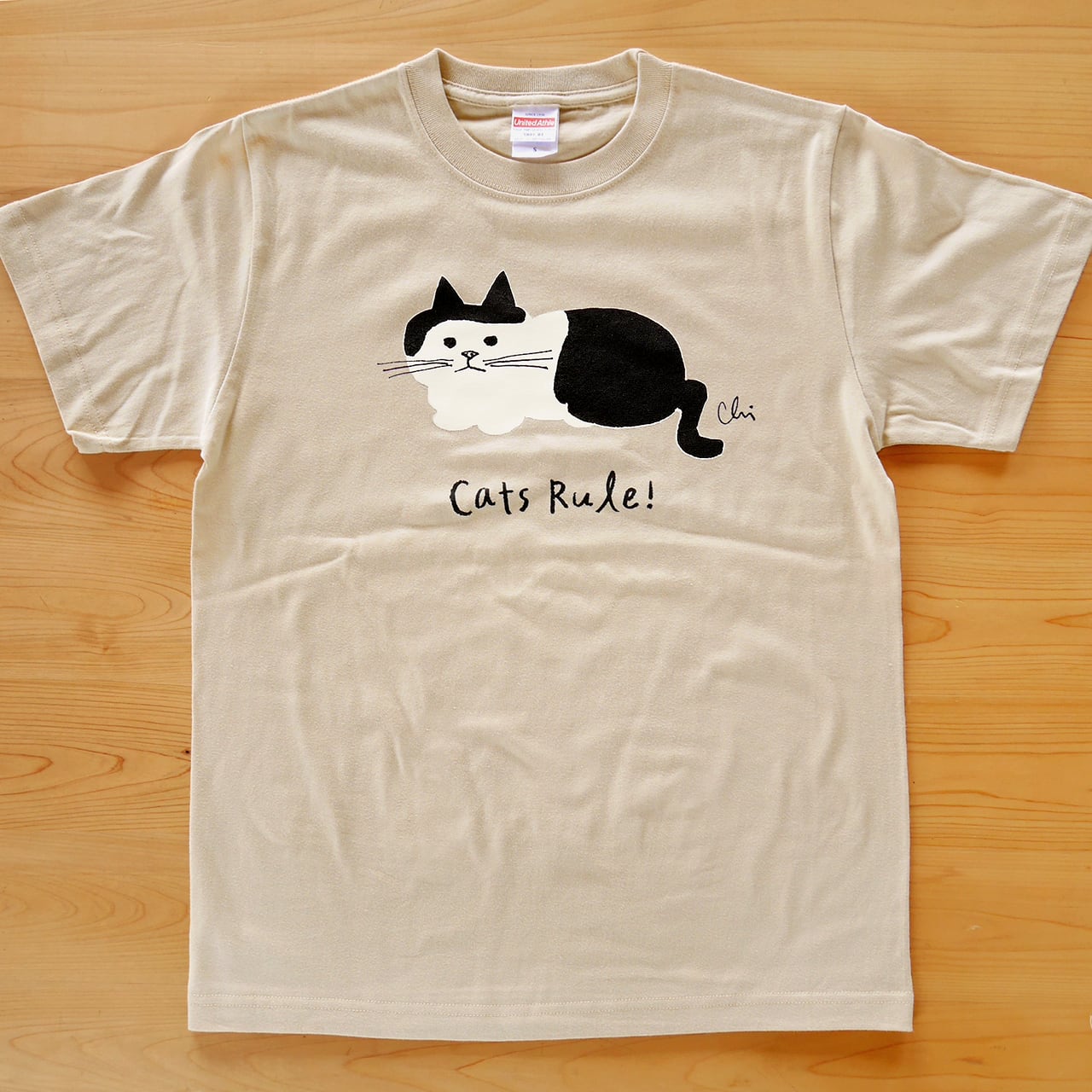ねこさん(т т) Tシャツ「前髪猫」 サンドベージュ | necoya