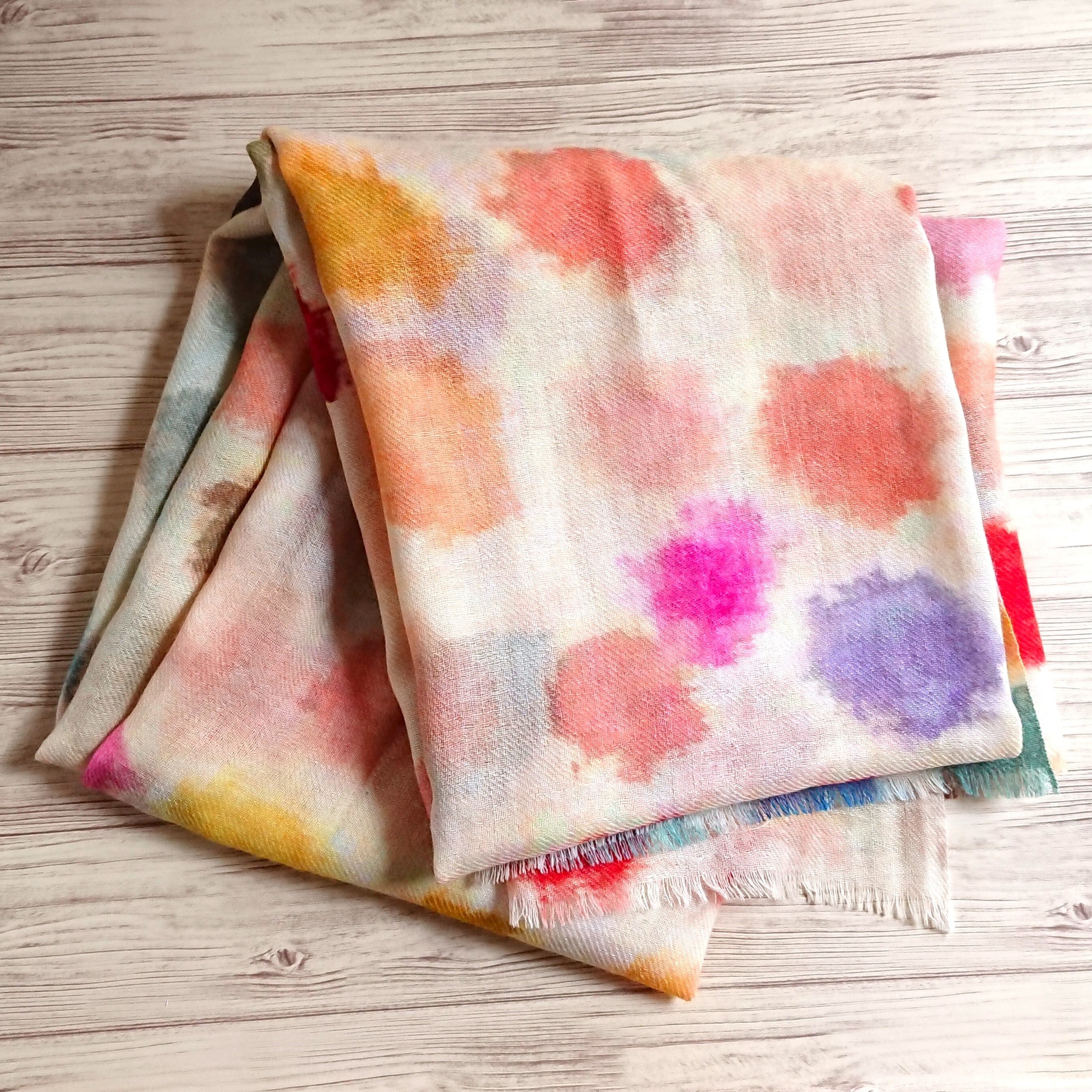 カラフルドットのデジタルプリント ウールストール | JIYUGAOKA SHAWL