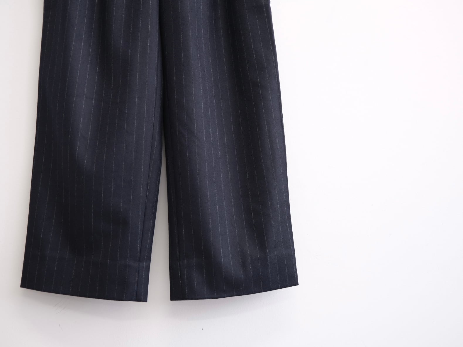 UNIVERSAL PRODUCTS.” WOOL 2 TUCK TROUSERS” | Lapel online store