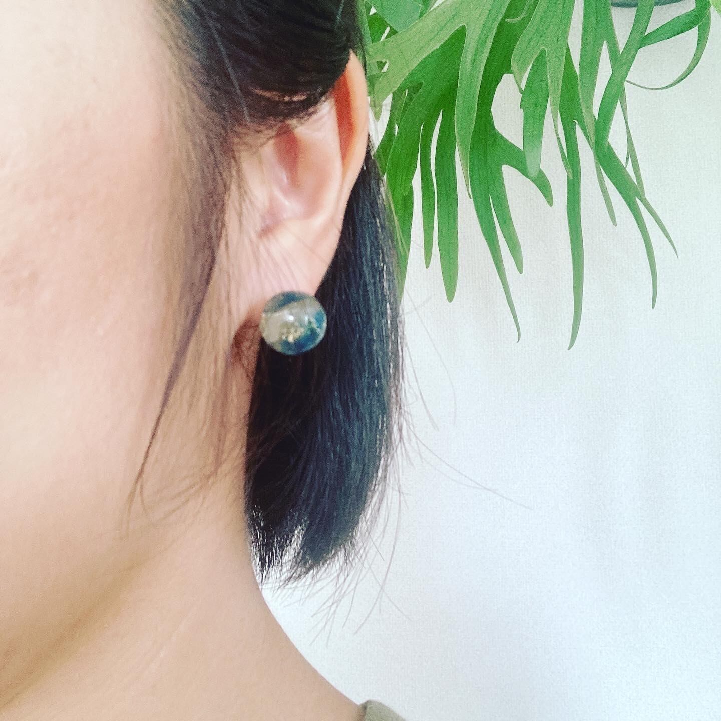 【一点物】ストーン＆バブル オーロラホワイトオーバル ピアス/イヤリング 一点物】ストーン＆バブル オーロラホワイトオーバル ピアス