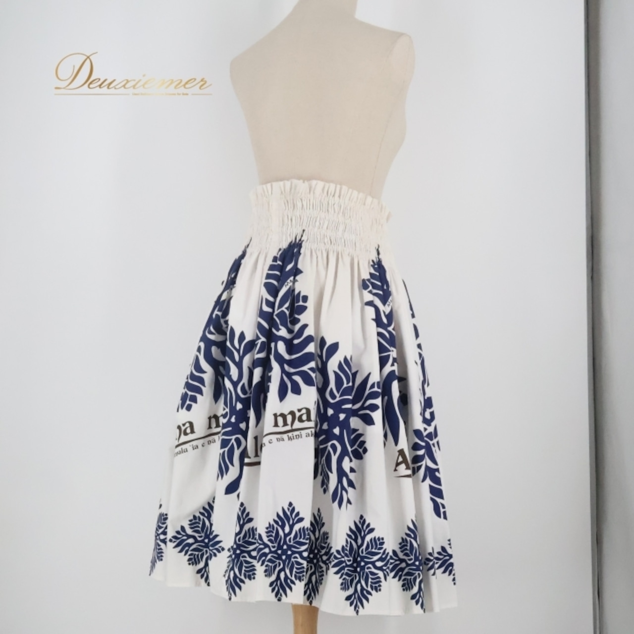 フラダンス 衣装 パウスカート ホワイト系 マウナロア 日本製 ハワイアンプリント アロハ フラ ダンス レッスン 練習 Maunaloa かわいい さわやか おしゃれ 上品 大人っぽい シングル スカート ネイビー系 白 紺 練習着 フレアスカート カジュアル リゾートスタイル エレガント