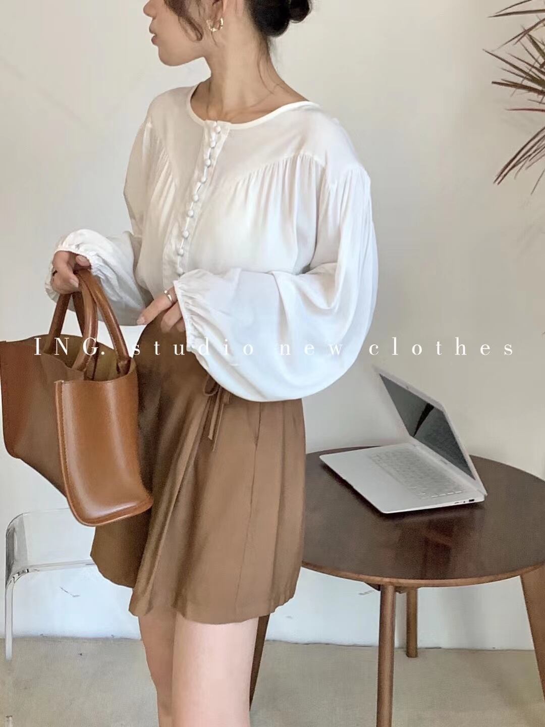 くるみボタンブラウス　AJ2205-722