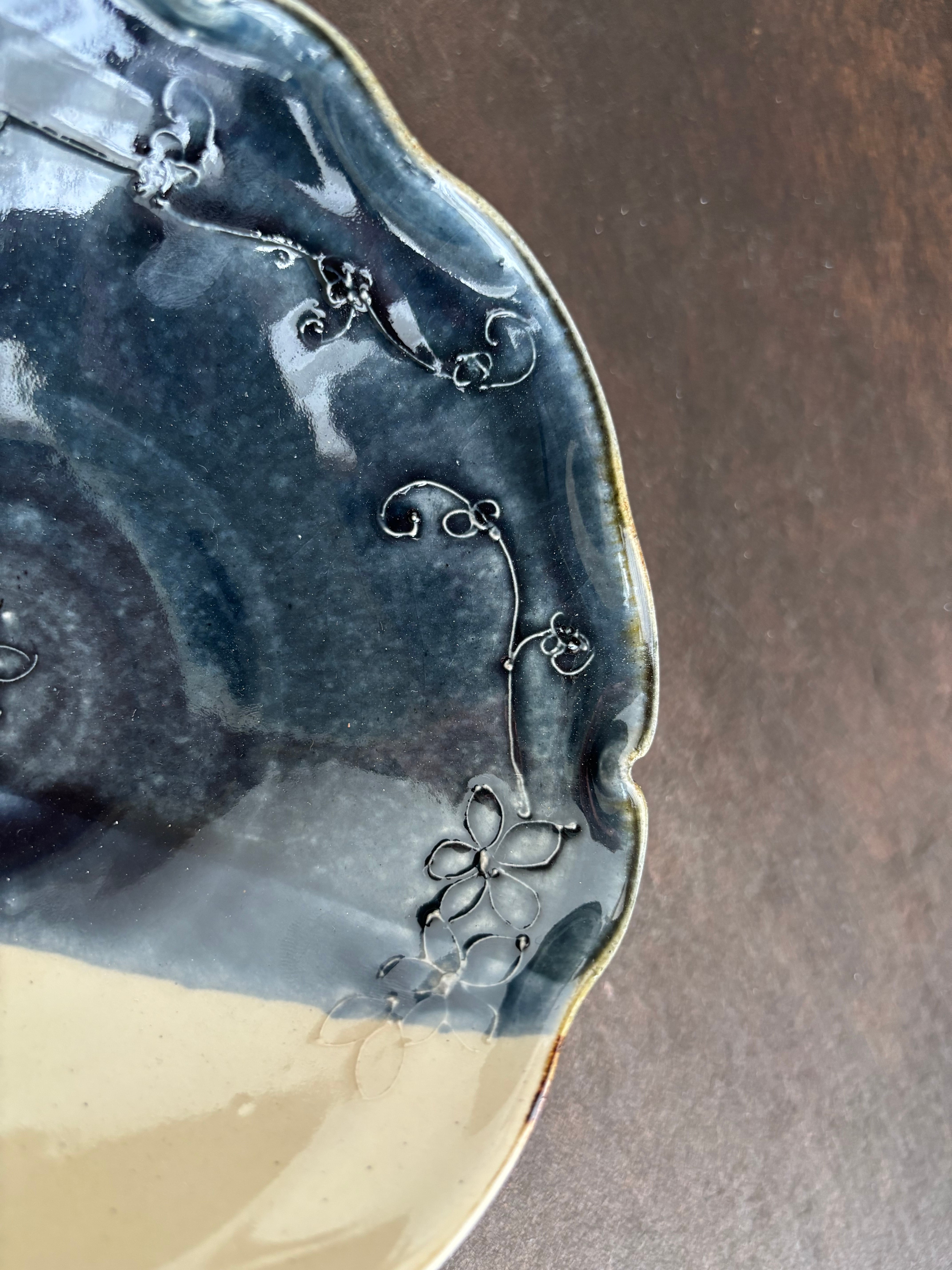 土和のルリエフ藍釉　お花形ひらひら鉢