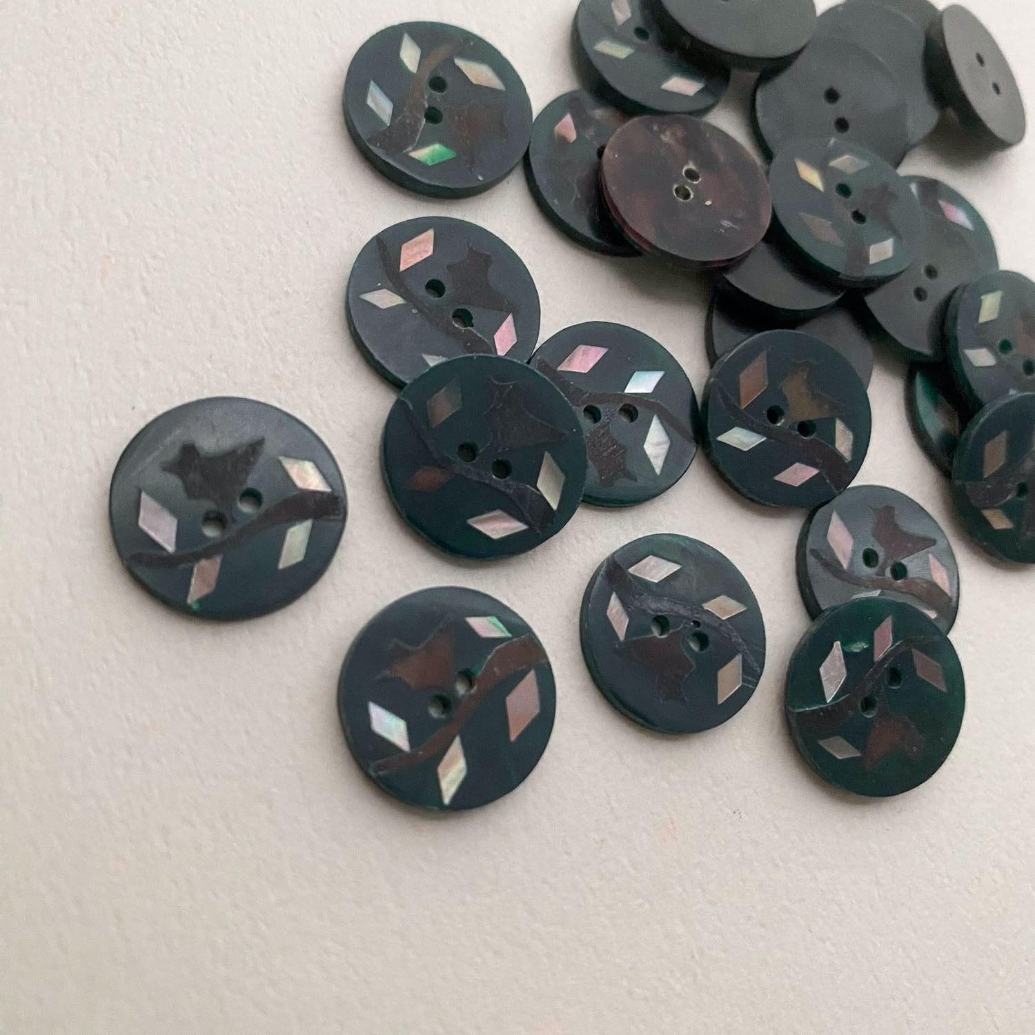 枝と小鳥模様のラウンドシェルボタン(15mm)