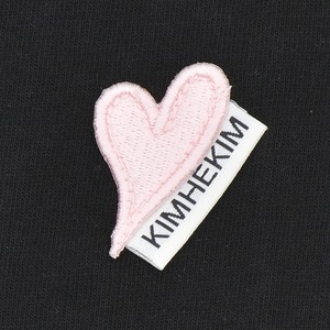 【KIMHEKIM】MINI HEART PATCH SLIM FIT T-SHIRT