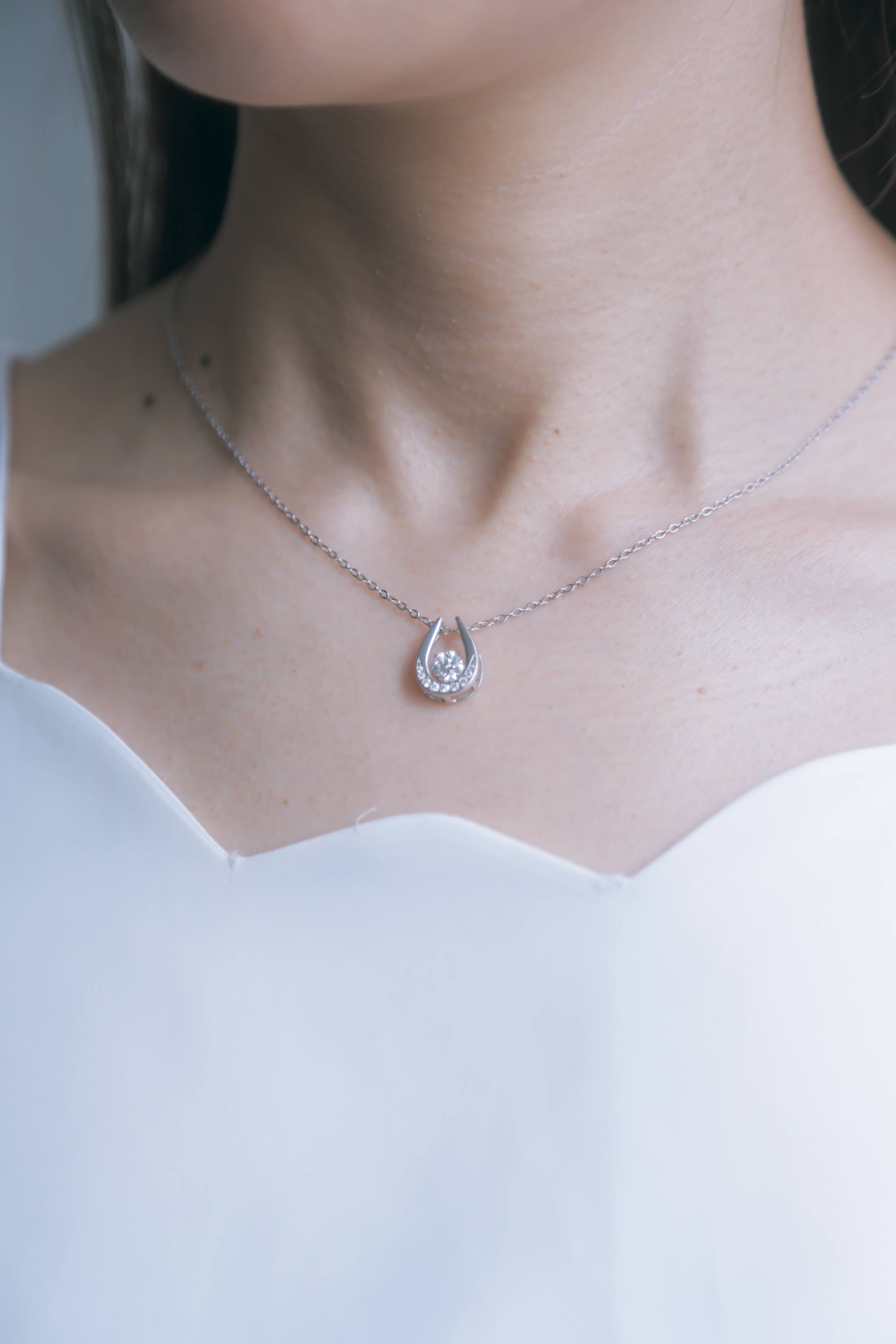 ホースシューネックレス