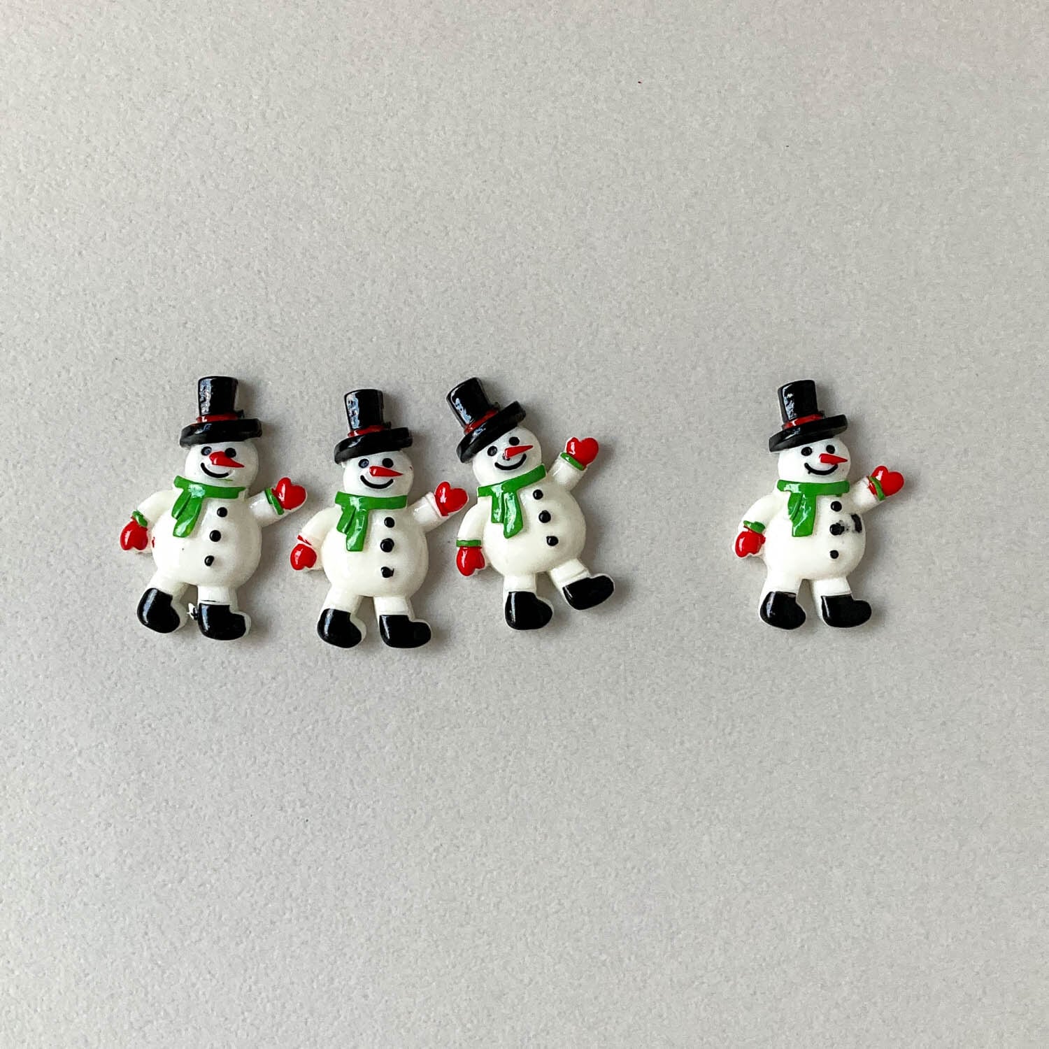 片手あげポーズの雪だるまデコパーツ