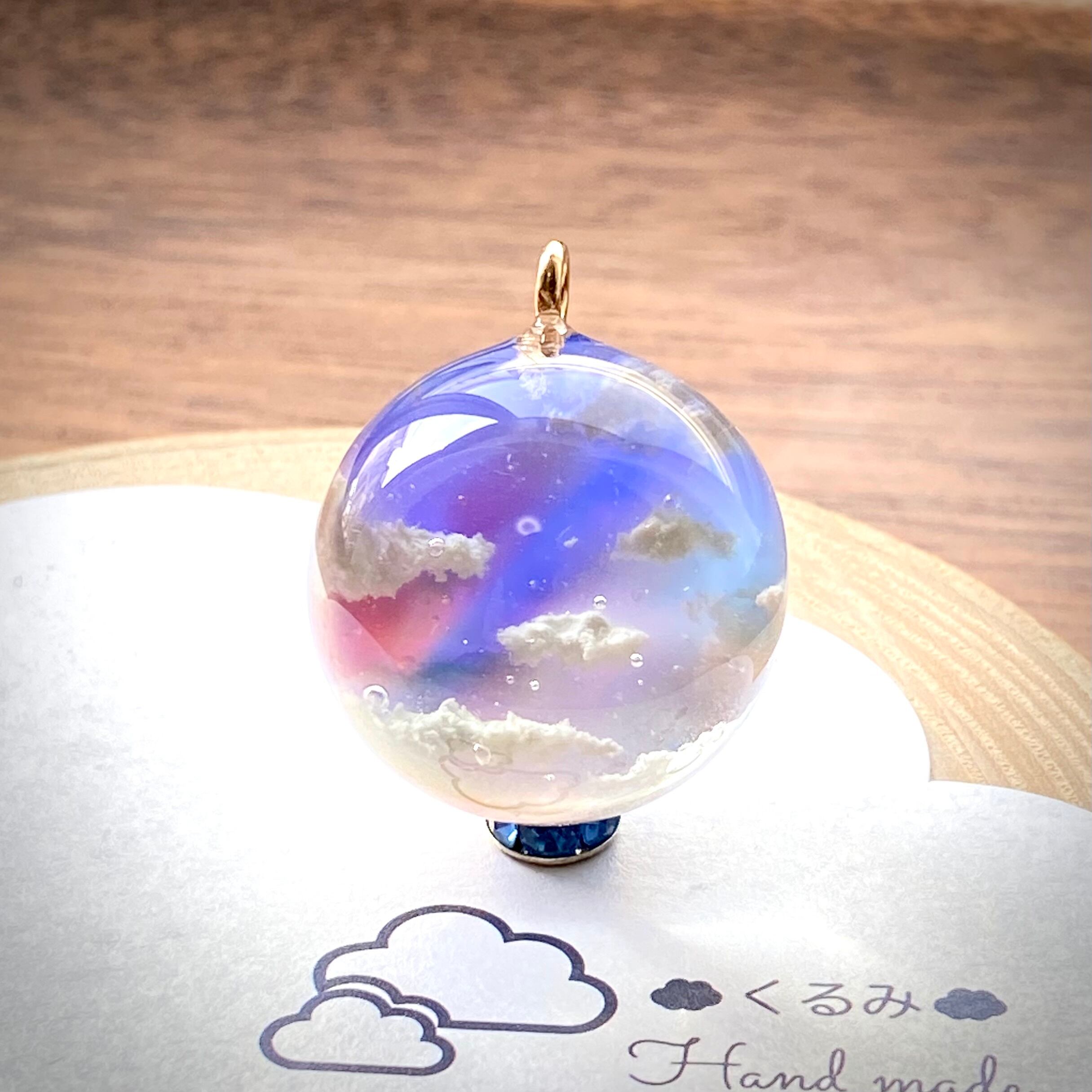 空&雲ペンダント まん丸 夕暮れ空にかかる虹 25mm 大きめ D