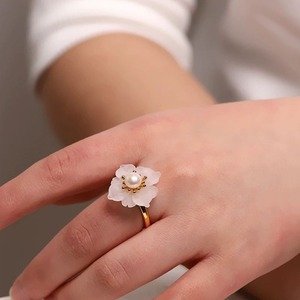 風車の花のリング - 特別な日の装いを華やかに演出してくれる R443