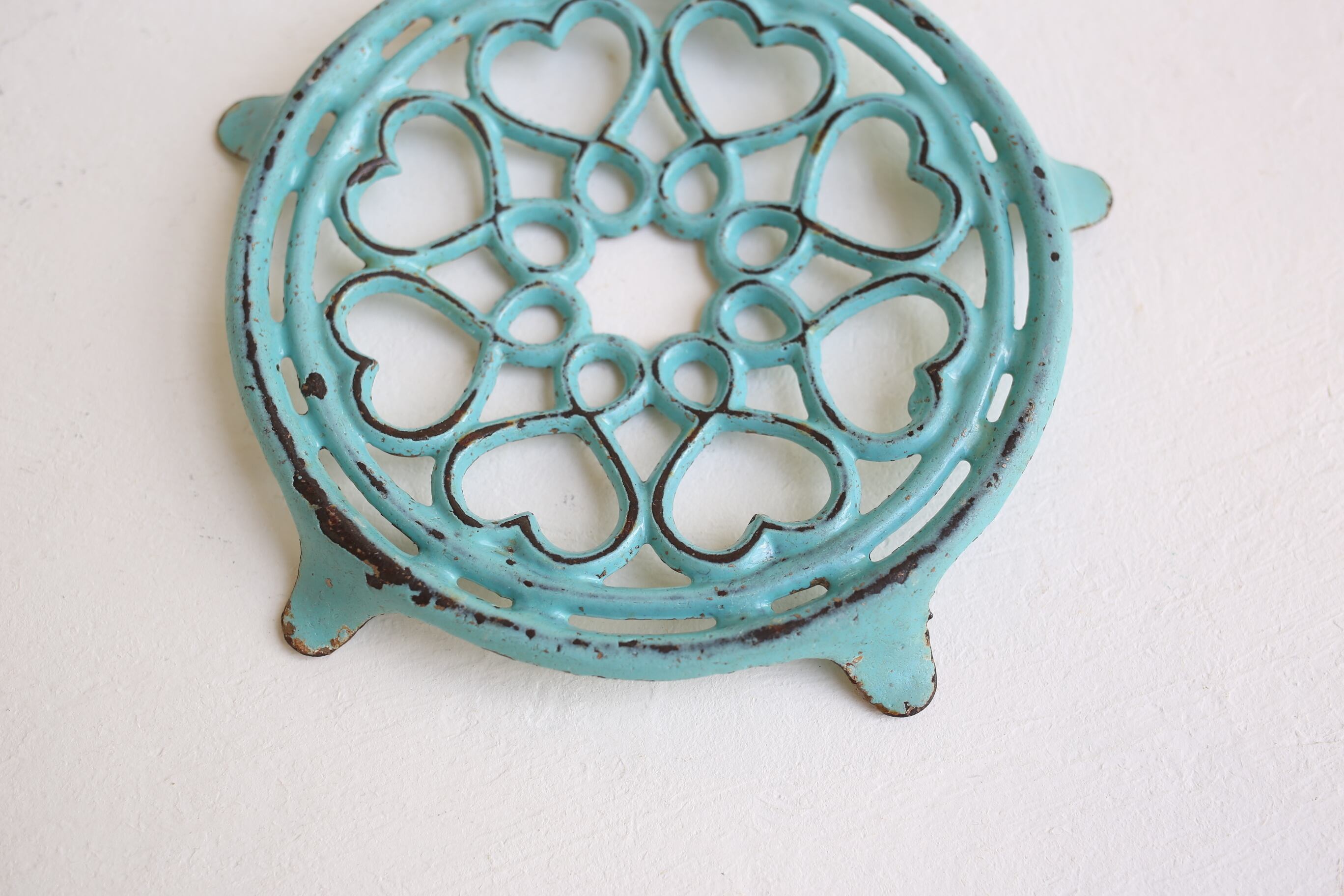 フランス ヴィンテージ 淡いターコイズブルーのアイアン製トリベット 鍋敷き フランス ヴィンテージ 淡いターコイズブルーのアイアン製