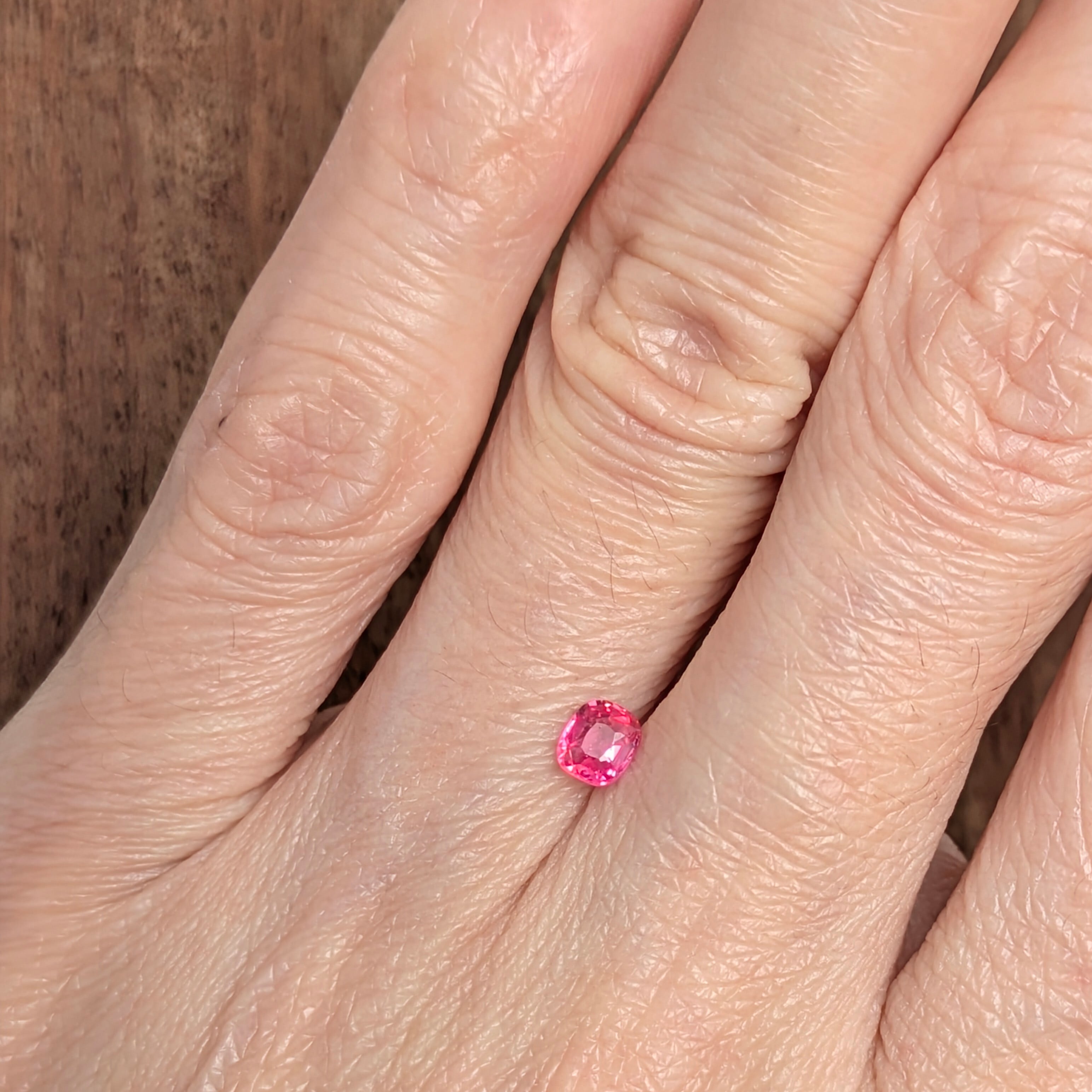 ホットピンクスピネルルース ミャンマー・モゴック産【0.25ct