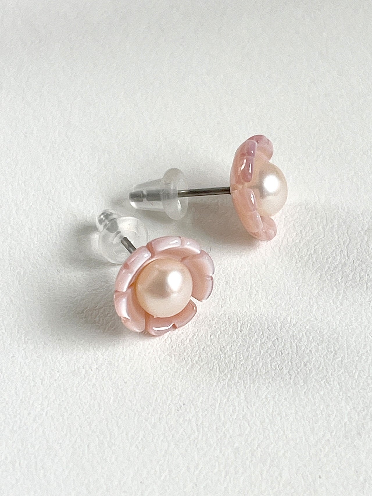 二見結ひ チタンピアス｜淡水真珠4mm フラワーモチーフ 金属アレルギー