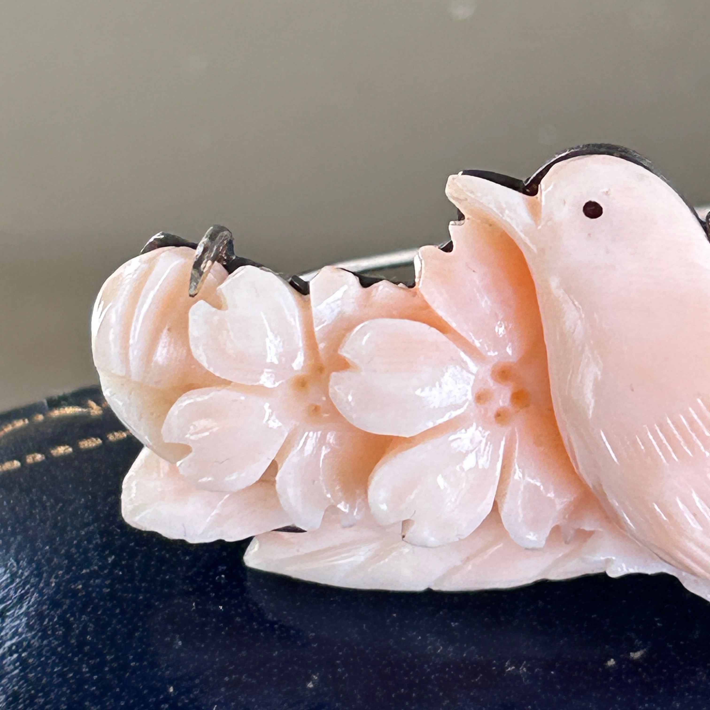 Vintage  薄桃サンゴカービング　桜にヒヨドリのブローチ