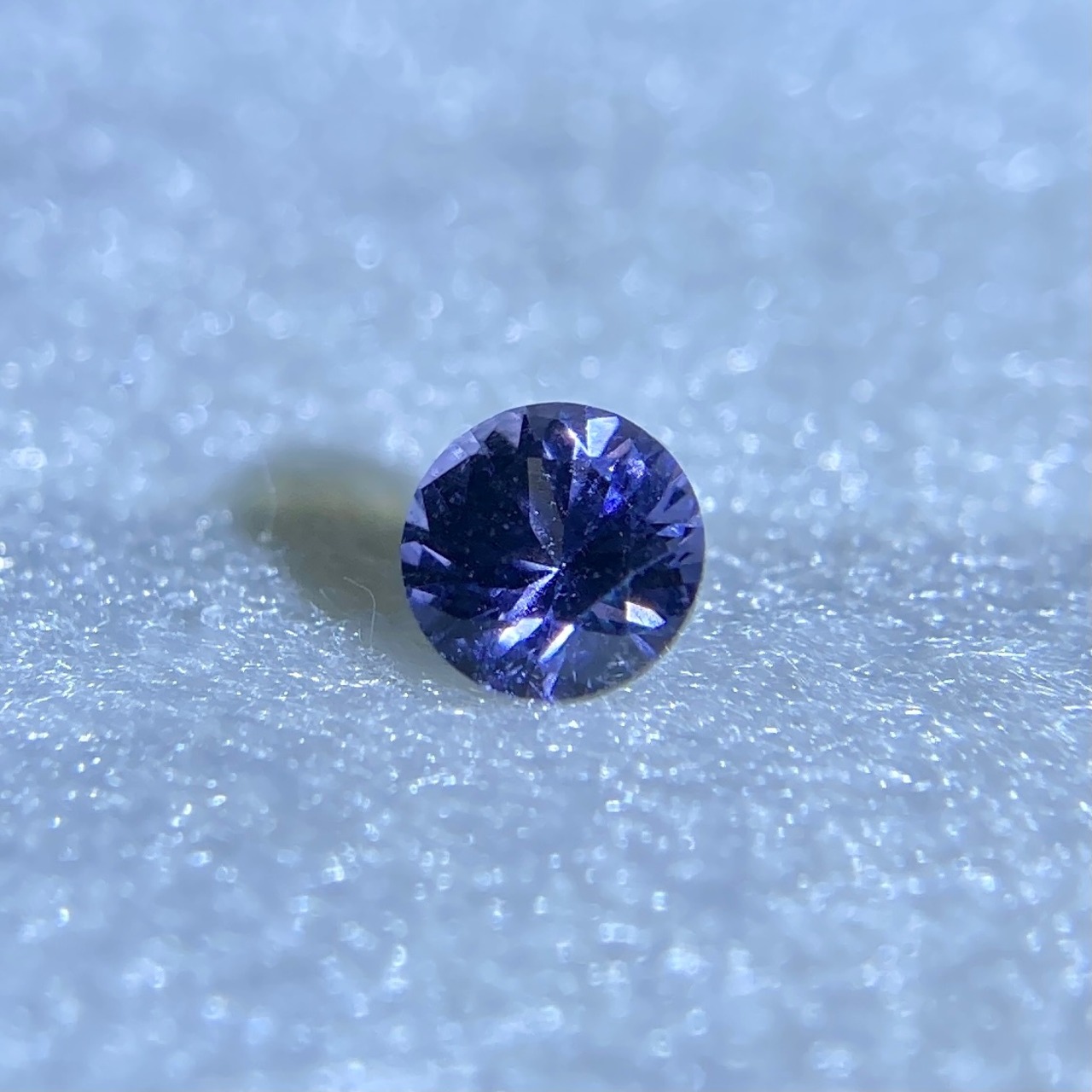 丸いスピネル  約3.3mm*2.3mm r-0458