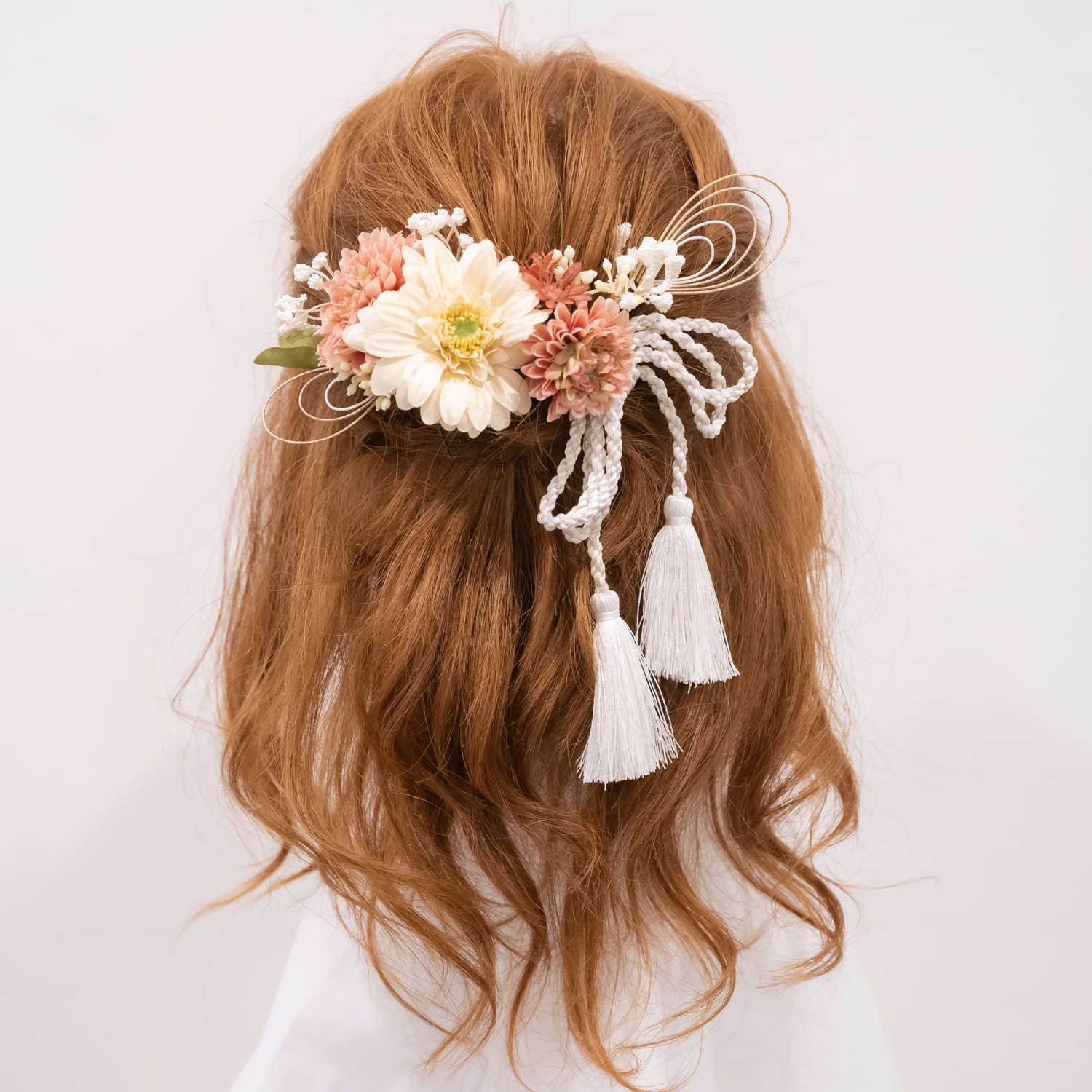 【お問いあわせ様専用・速達対応】卒業式の袴の髪飾り・ハーフアップA　ドライフラワー風アーティフィシャルフラワー（カスミソウ・マム）タッセル付き組紐・水引のヘッドパーツ　和装前撮りや結婚式の白無垢・色打掛のヘッドドレス、卒園式にも✳︎
