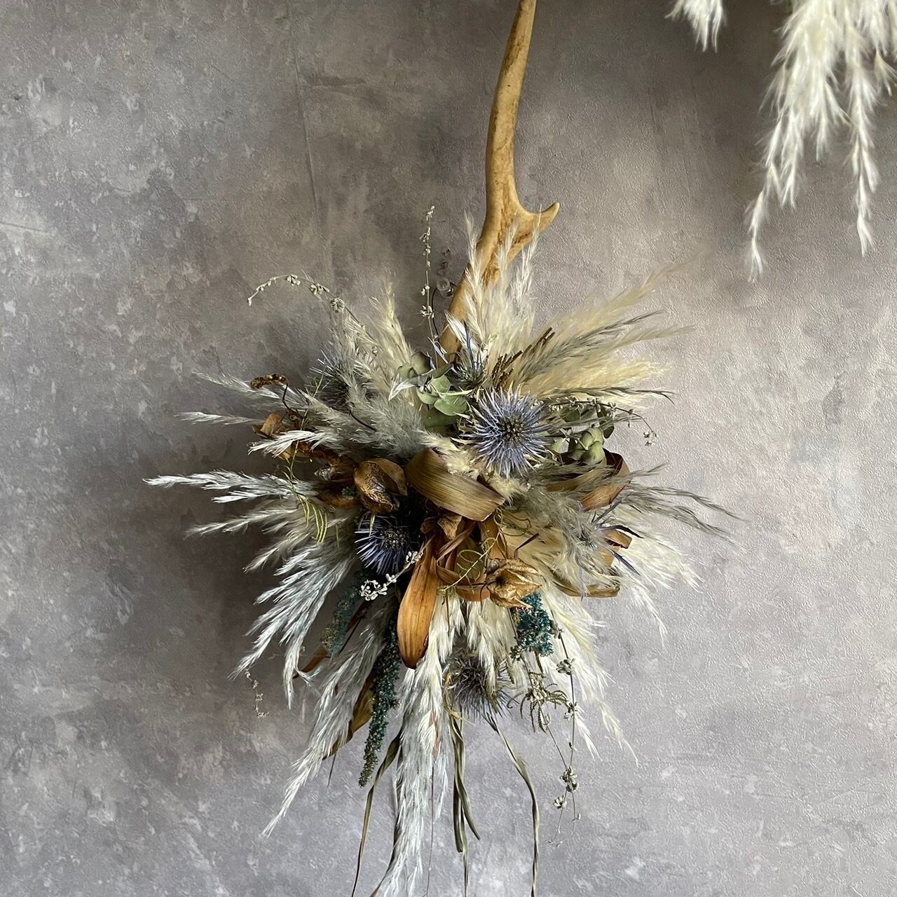鹿の角とドライフラワーとパンパスグラスの壁掛け＊カッコイイ | papaver