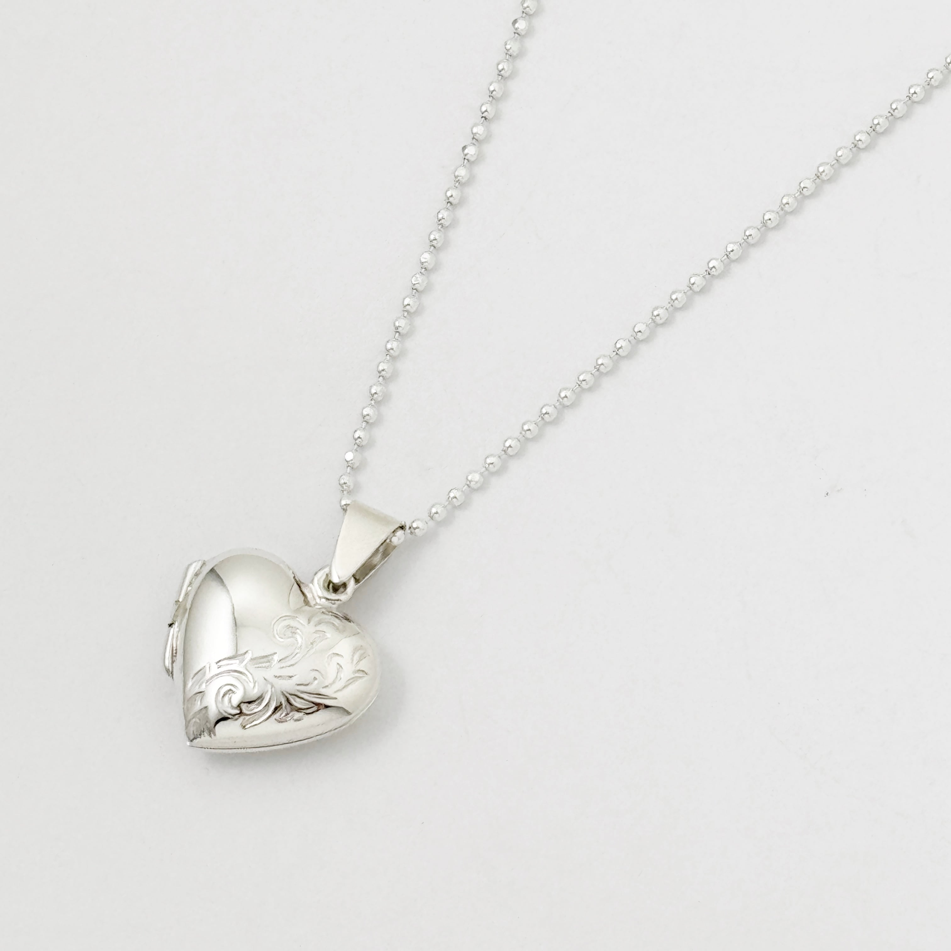 ハーフ ハート ウェーブ ロケット ペンダント (チェーンオプション)