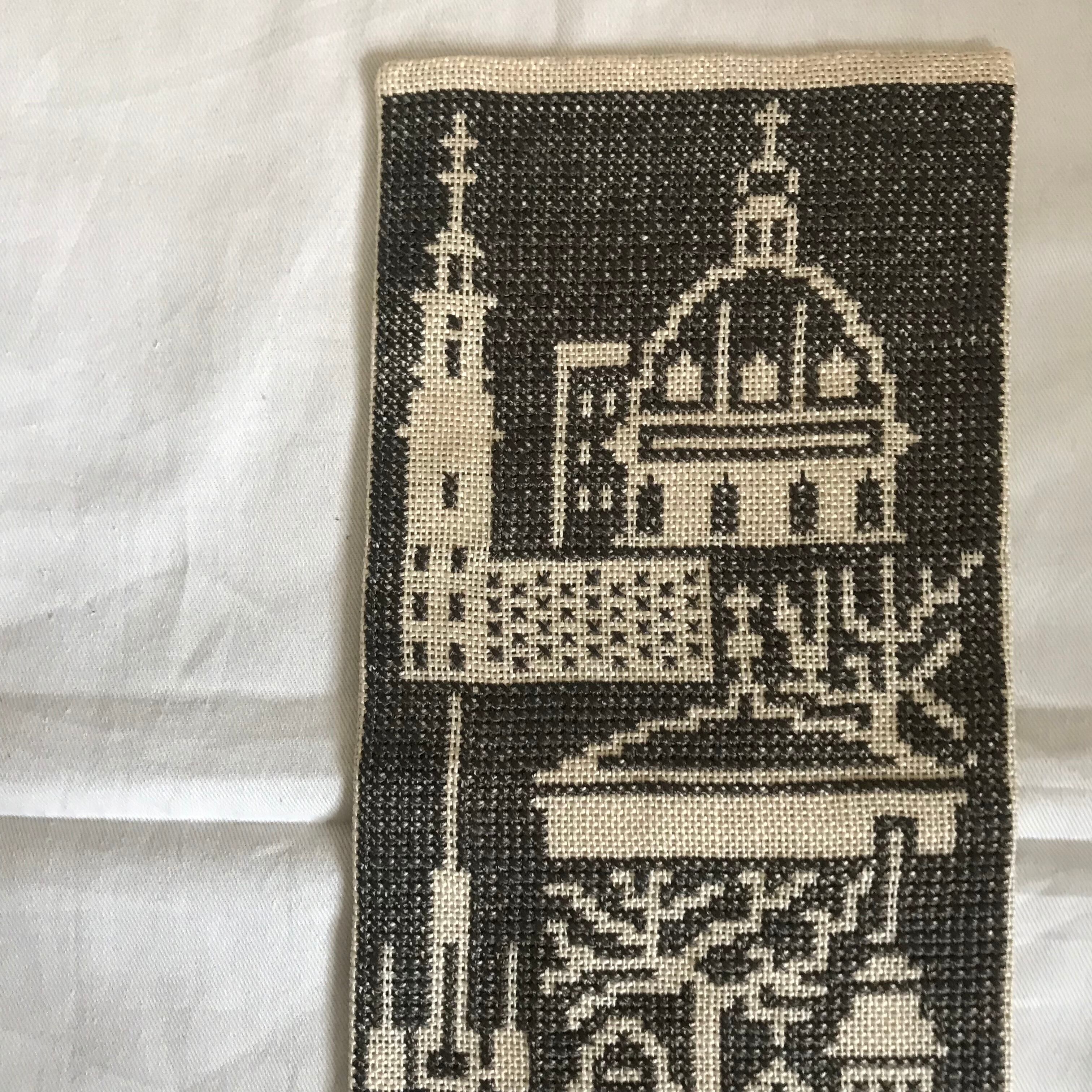 クロスステッチ⭐︎壁掛け モノクロ建物のクロスステッチの壁掛け | tsuitachi craft&brocante
