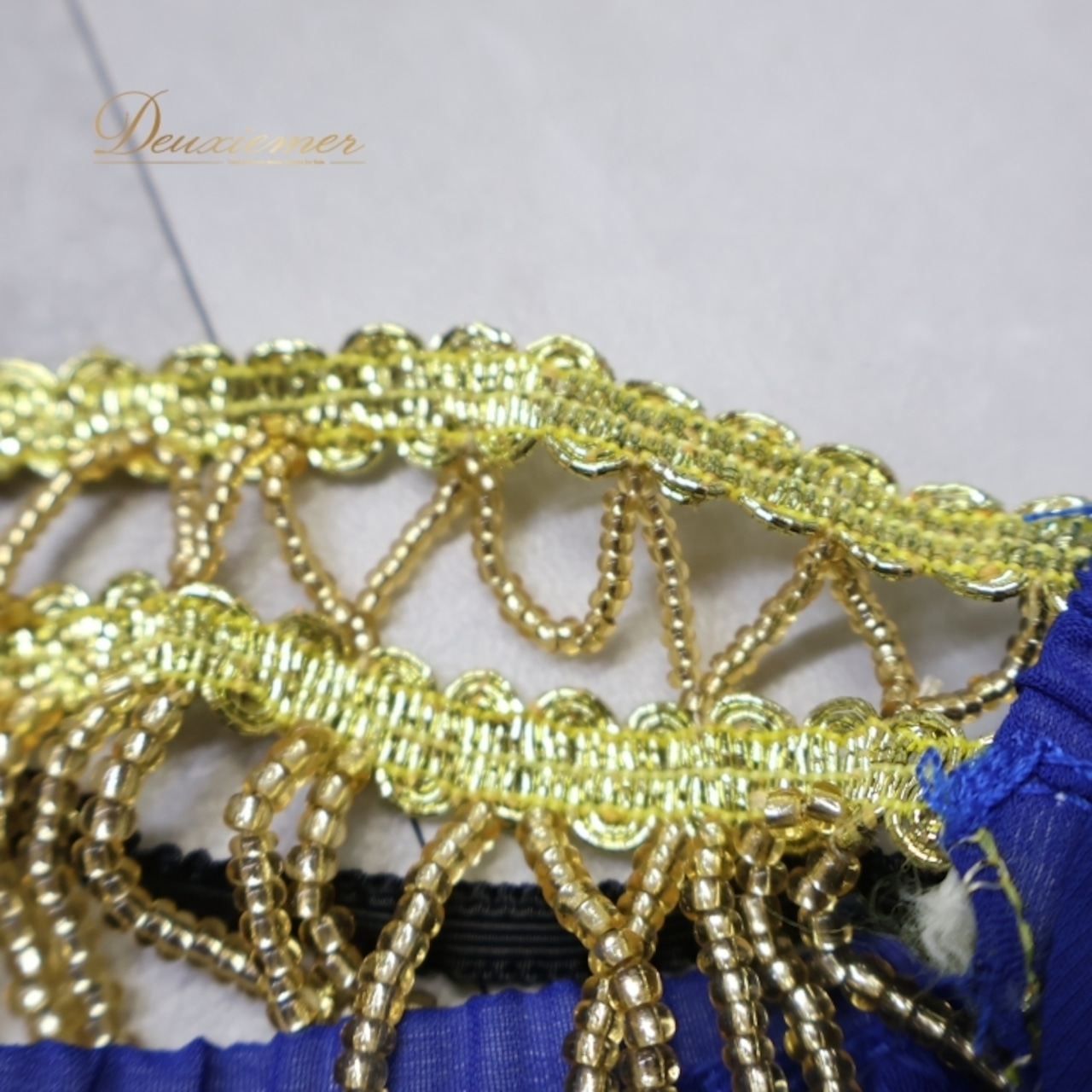 ベリーダンス 衣装 上下セット ブルー系 トップス ズボン フェイスベール ヘッドスカーフ アーム アーム飾り ハーレムパンツ パンツ 青 金 アラジン コスプレ 華やか 練習 レッスン スパンコール ラインストーン コイン キラキラ 鮮やか ゴールド系