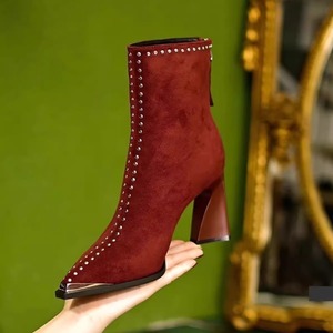 【送料無料】ブーツ 3色 装飾 スタッズ 靴 シューズ ローヒール ポインテットゥ ファスナー キラキラ ビジュー スエード エレガント 可愛い 大人可愛い きれいめ シンプル カジュアル シック コンサバ 華やか 大人 上品 おしゃれ レトロ 主役級 こなれ感 高見え 無地 冬 お呼ばれ レディース 女性用 30代 40代 デート お出かけ 女子会 休日 お茶会 授業参観 垢抜け デイリーユース 普段使い ファッション コーデ スタイル 美脚 脚長 定番 スタイルアップ ブラック レッド ブラウン