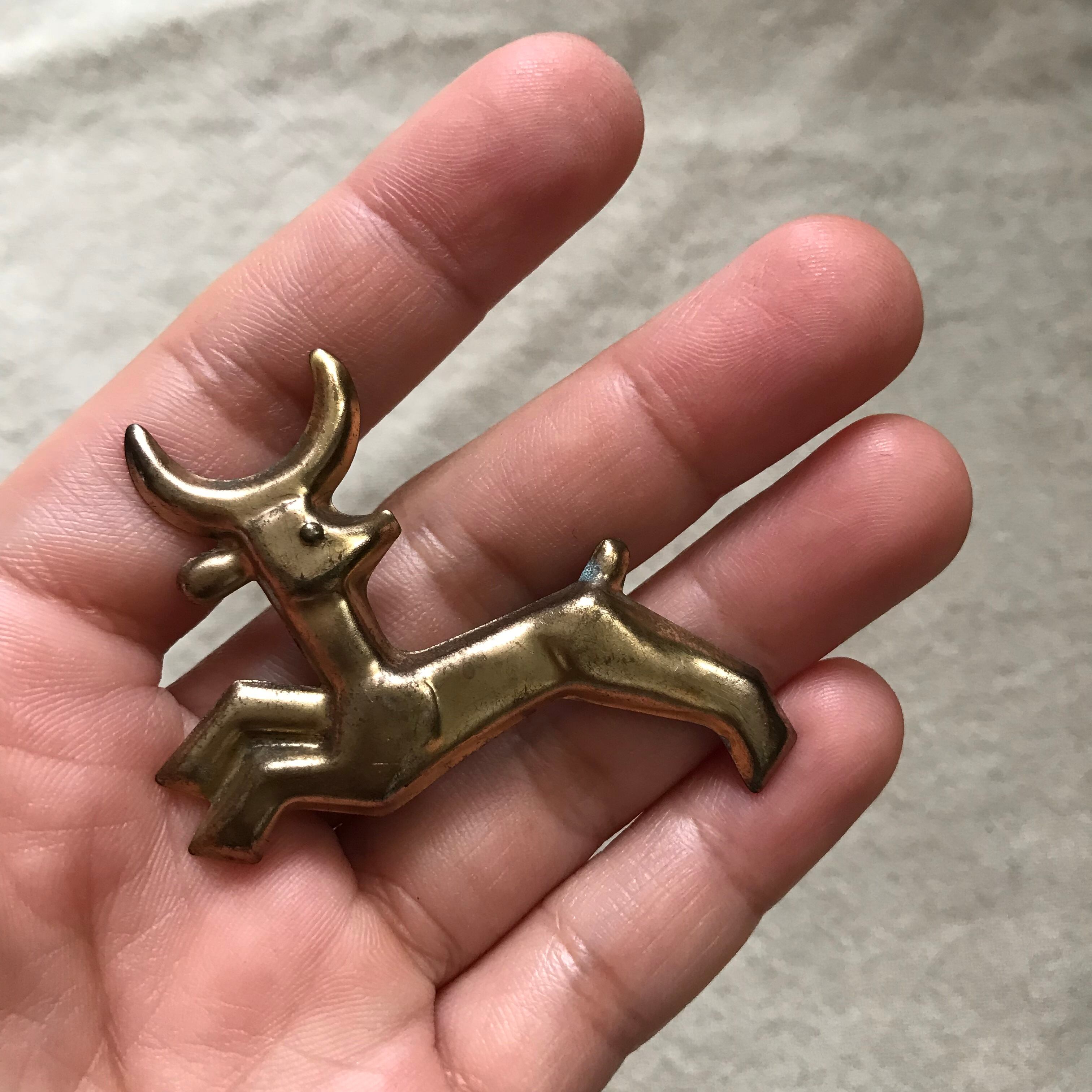 躍動感のある鹿のブローチ
