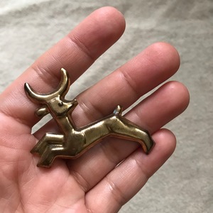 躍動感のある鹿のブローチ