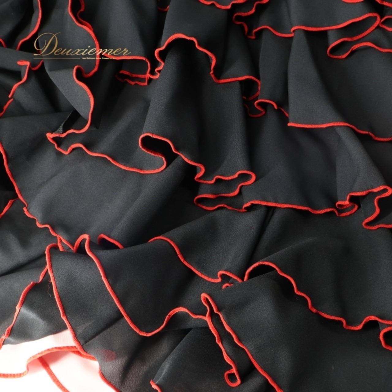 フラメンコ 衣装 バタデコーラ ファルダ スカート 黒 赤 無地 ボランテ フリル ダンス パーティ 発表会 ボリューム 重厚感 ブラック系 レッド系 おしゃれ レディース コスチューム イベント 舞台 豪華