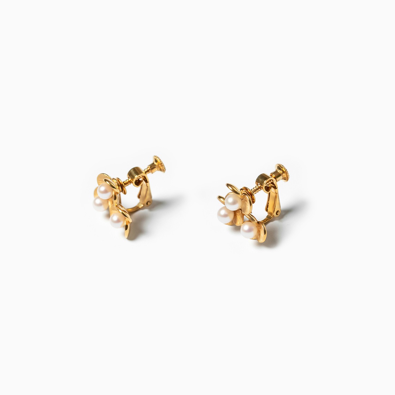 Gold earclip GME21 Three petalsイヤリング