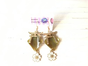 【イヤリング変更可能】アトリエSATO/鳥居と桜のピアス