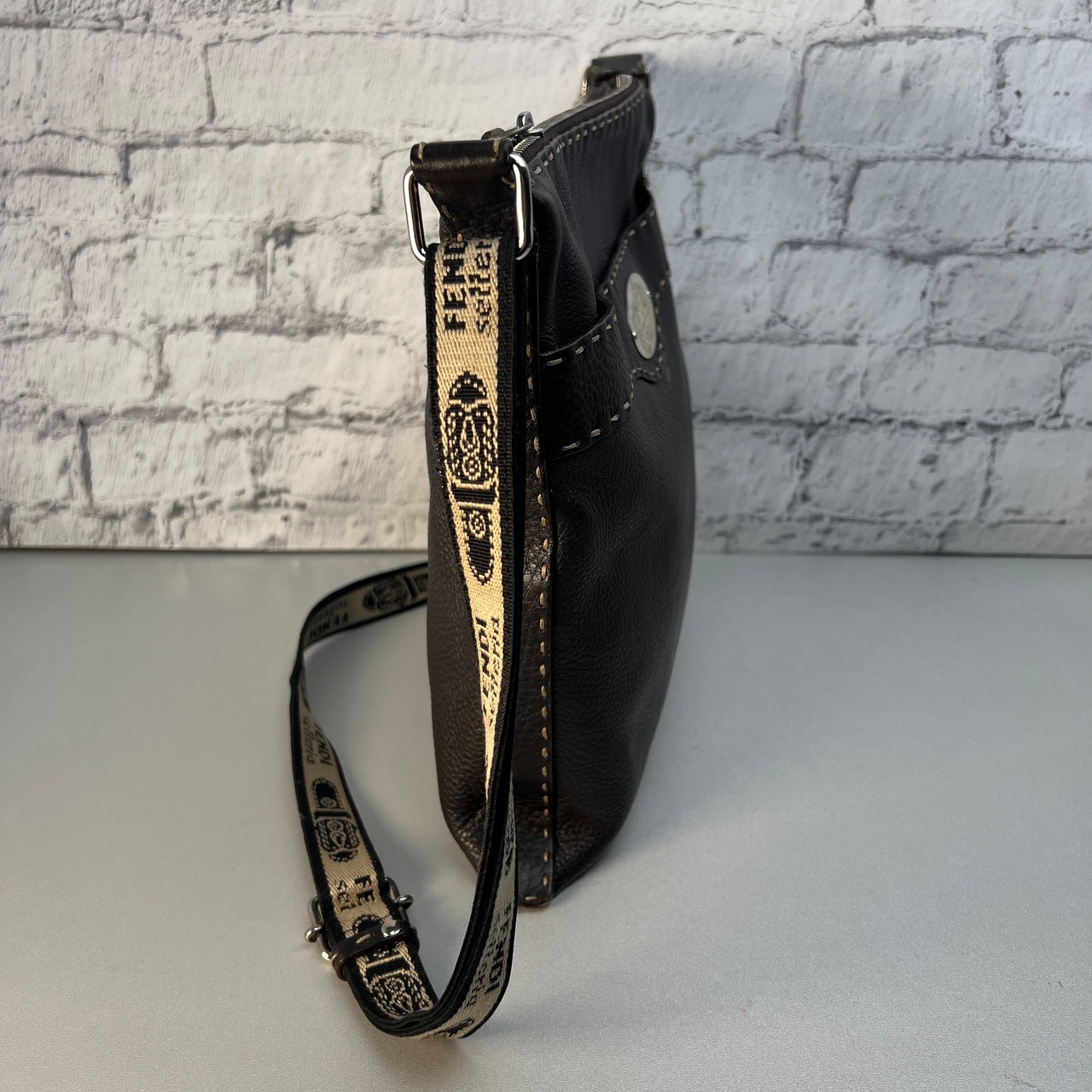 FENDI フェンディ  セレリア レザー ショルダーバッグ ブラウン A-10087