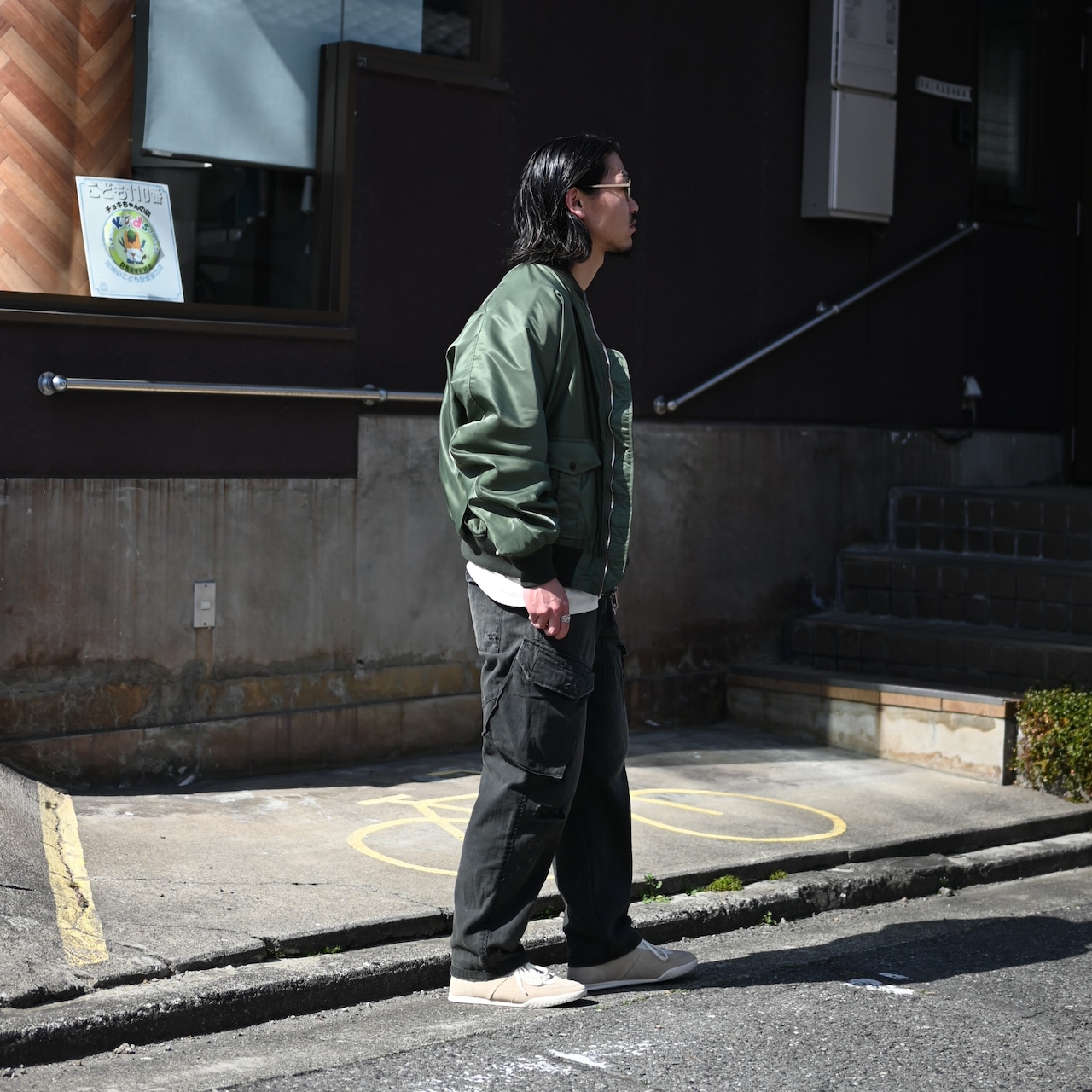 中綿なしで着やすい、ボンバージャケットと日焼け加工が魅力なミリタリーパンツコーディネート