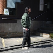 中綿なしで着やすい、ボンバージャケットと日焼け加工が魅力なミリタリーパンツコーディネート