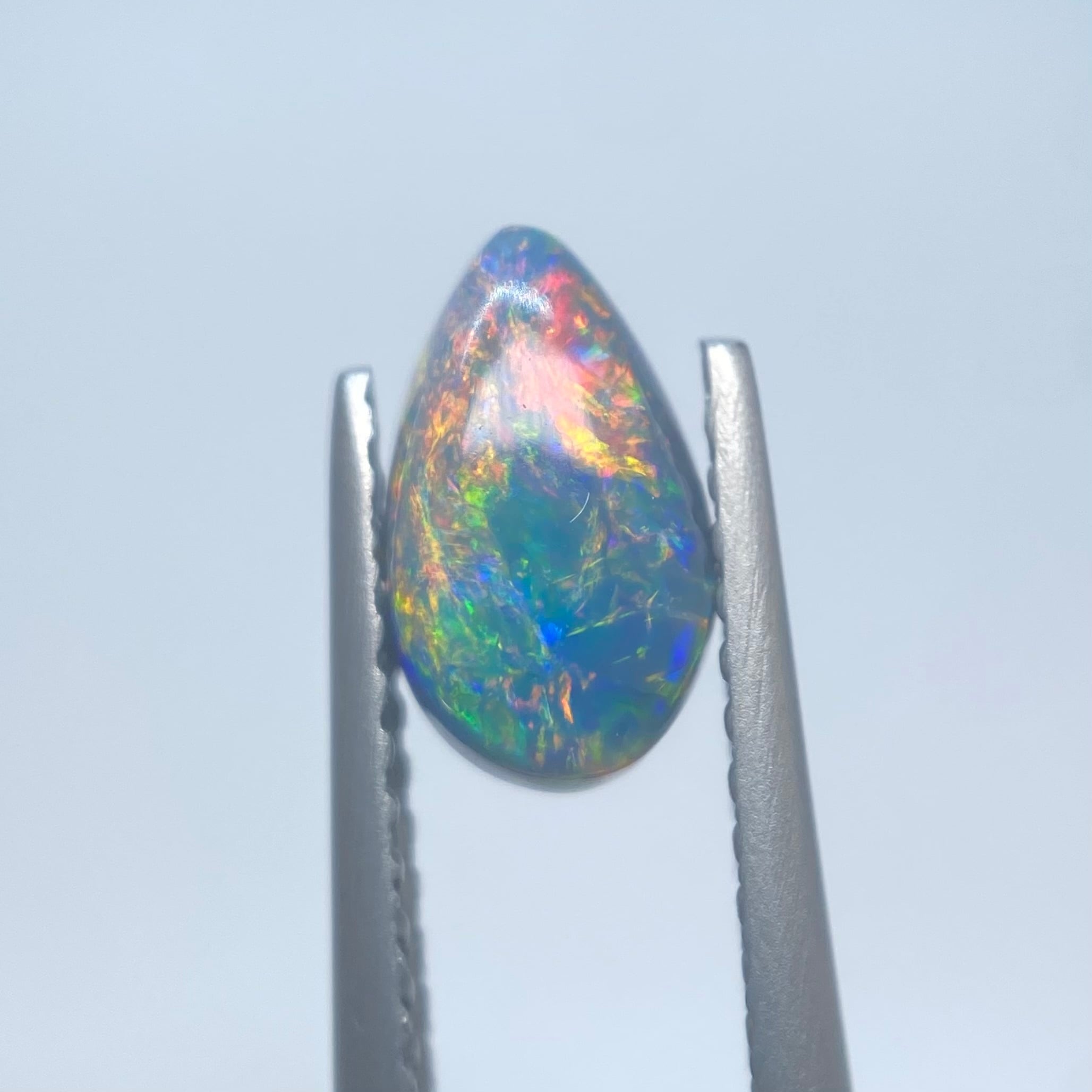 地球の美しい色を凝縮したようなブラックオパール