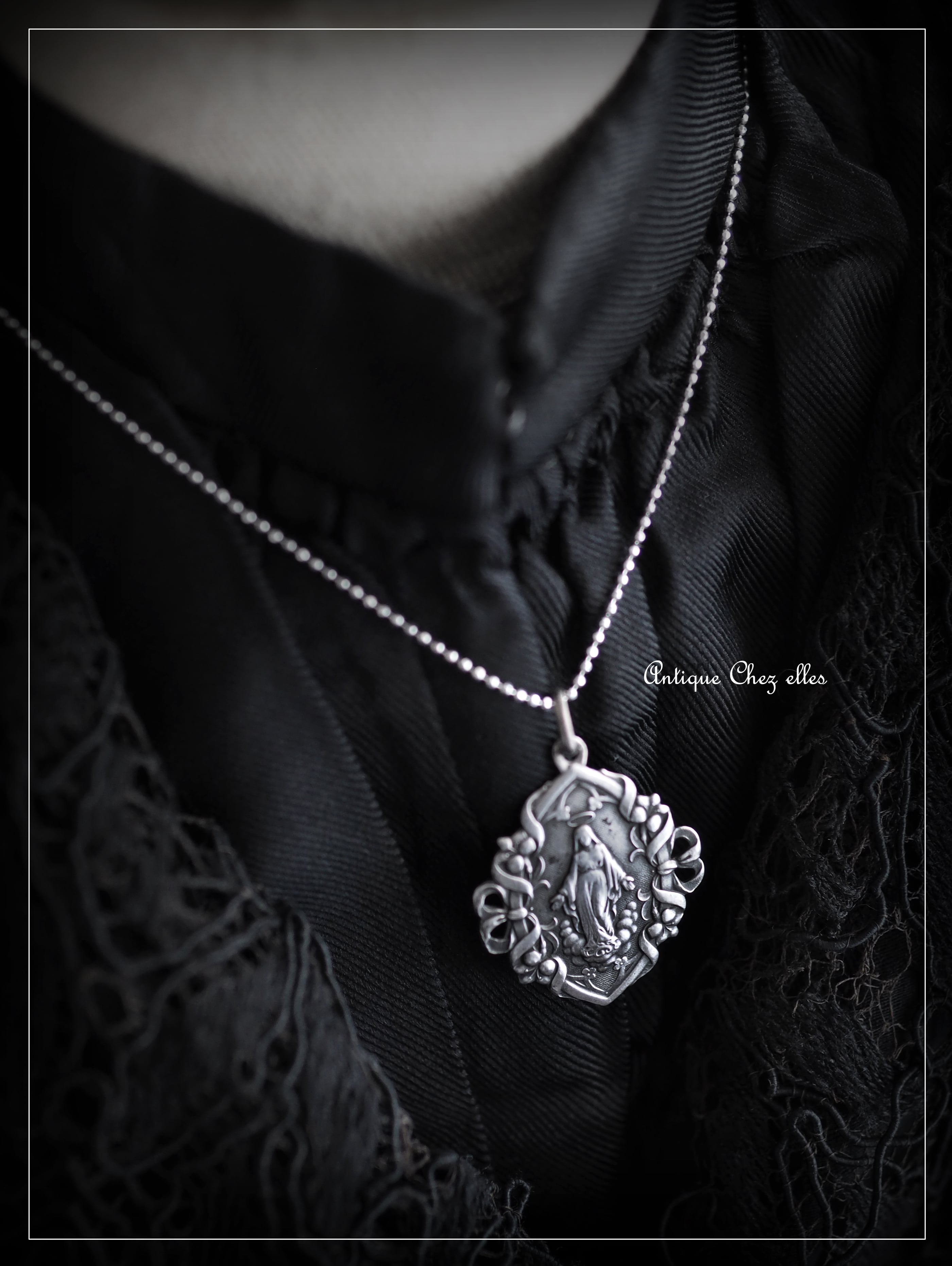 純銀製 聖母 /リボン&百合フレームのペンダントトップ(メダイ)