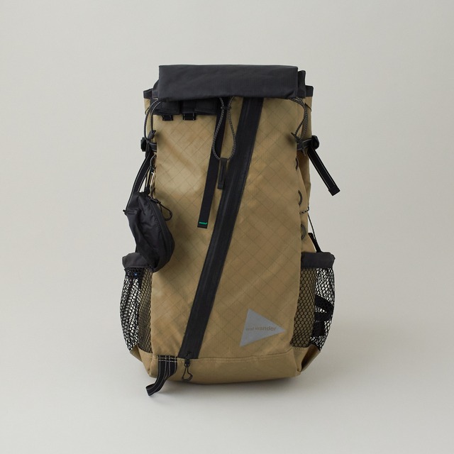 and wander(アンド・ワンダー) ECOPAK 30L backpack  -  beige　メンズ・ウィメンズバックパック